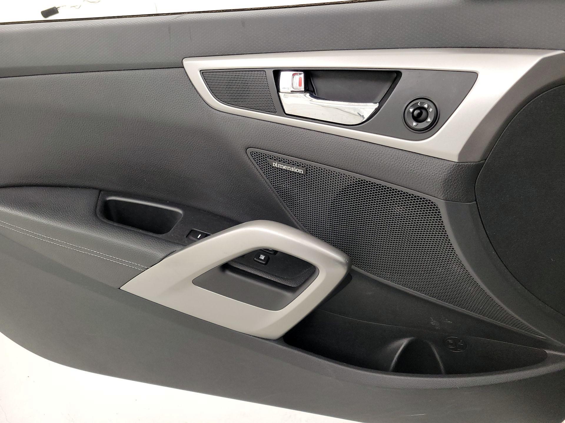 Thumbnail: 2016 Hyundai Veloster - 12