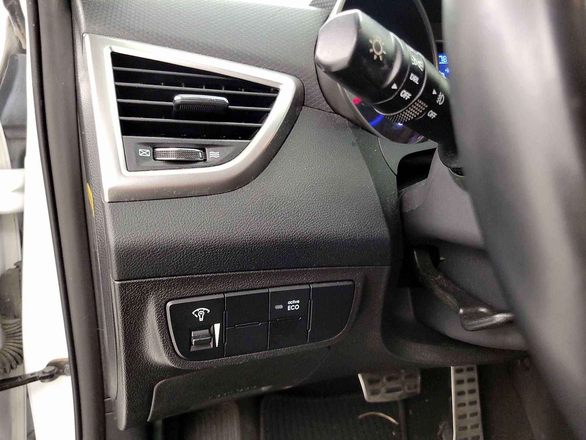 Thumbnail: 2016 Hyundai Veloster - 13