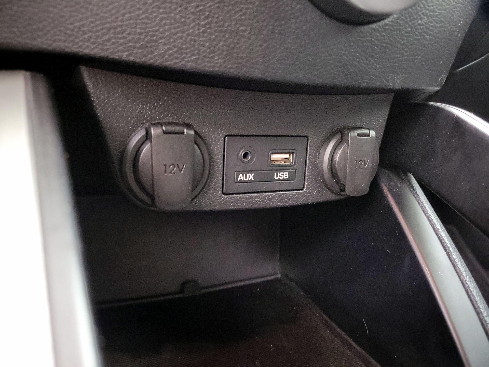 Thumbnail: 2016 Hyundai Veloster - 18