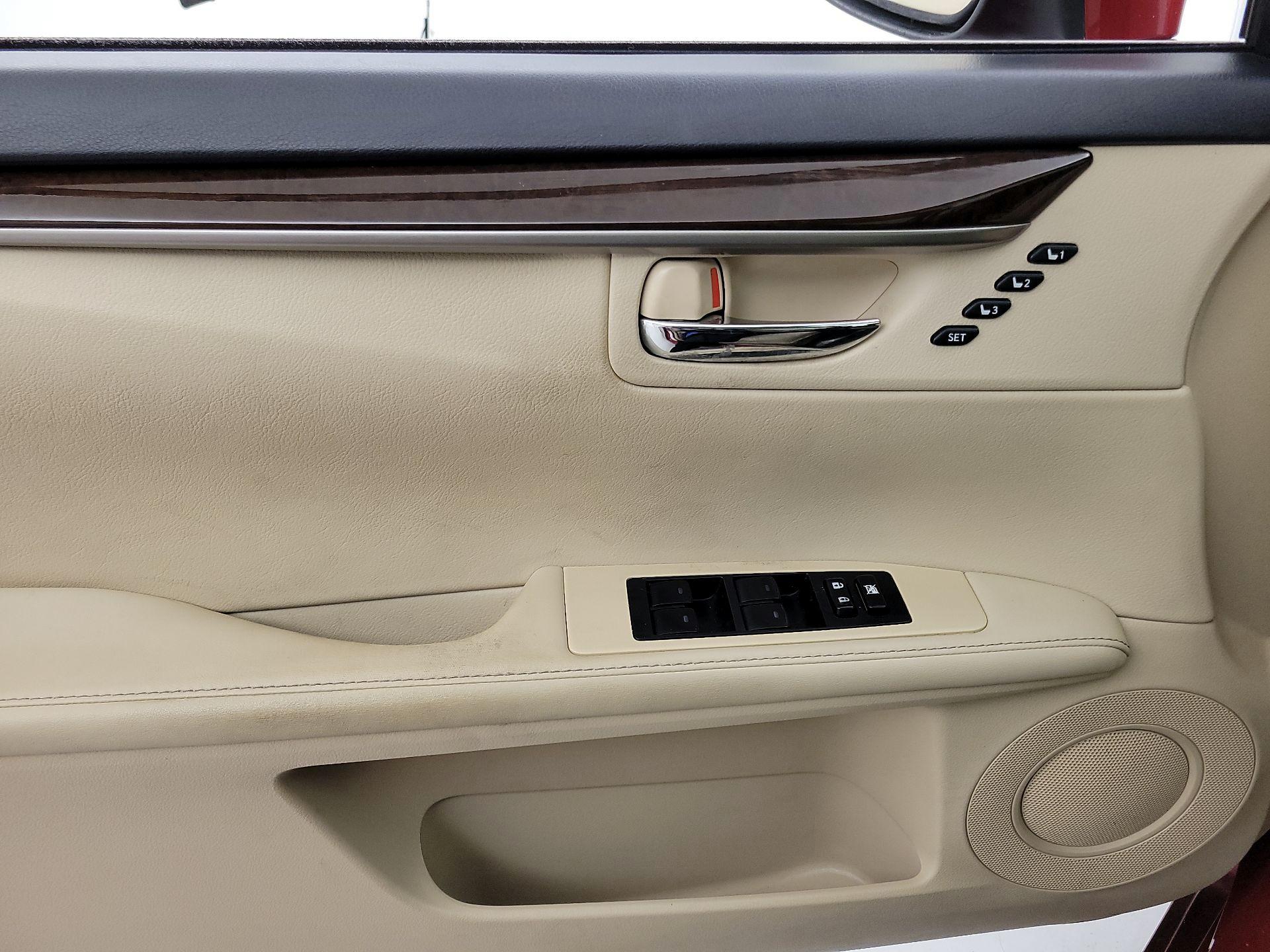 Thumbnail: 2014 Lexus ES - 12