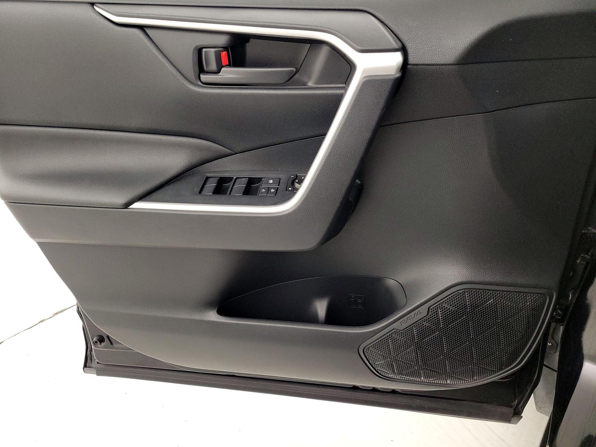 Thumbnail: 2019 Toyota RAV4 - 12