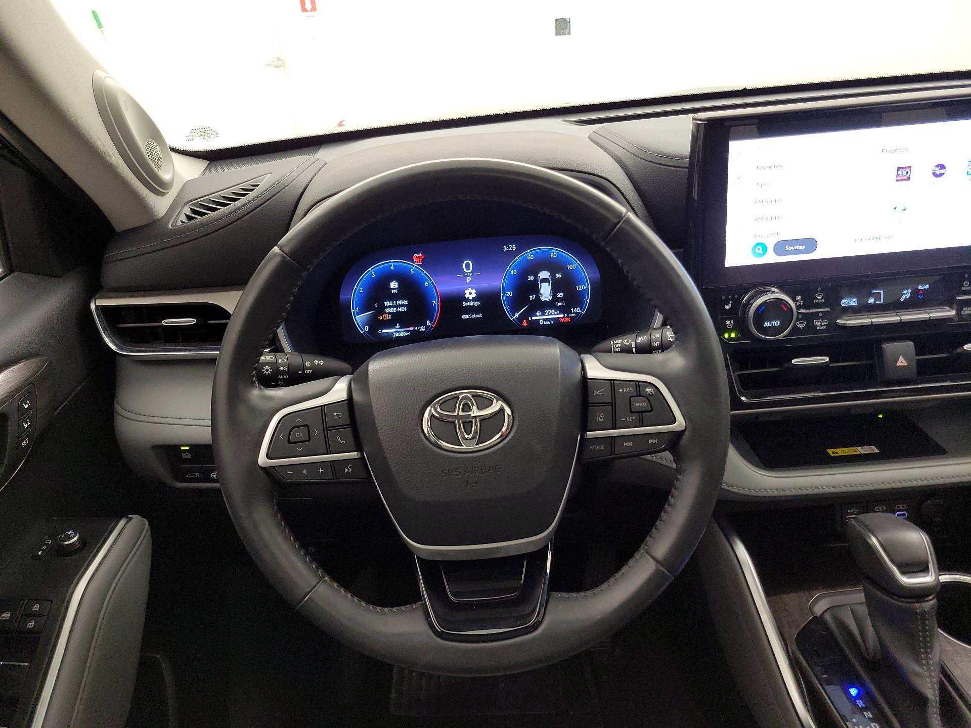 Thumbnail: 2023 Toyota Highlander - 10