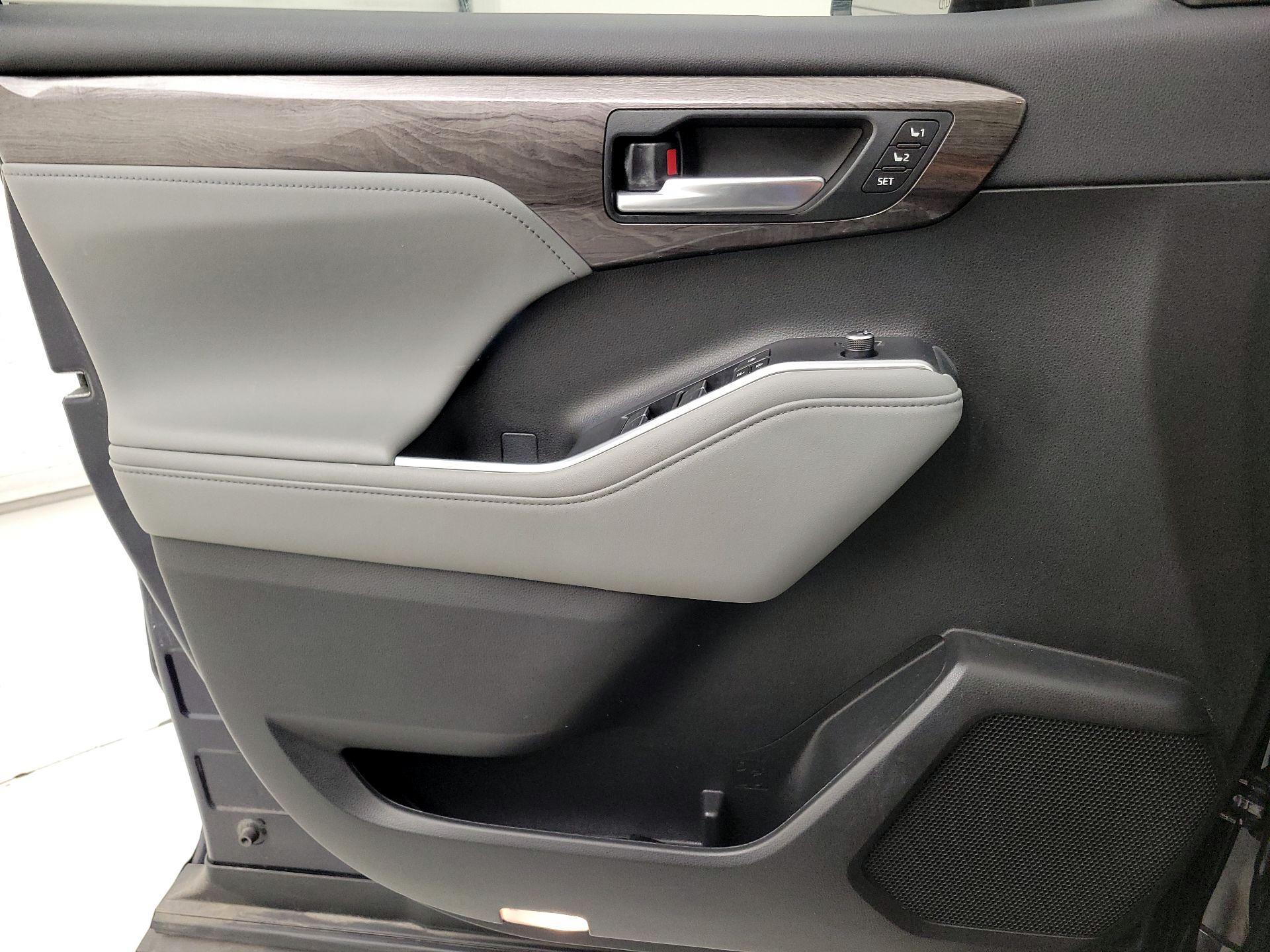 Thumbnail: 2023 Toyota Highlander - 12