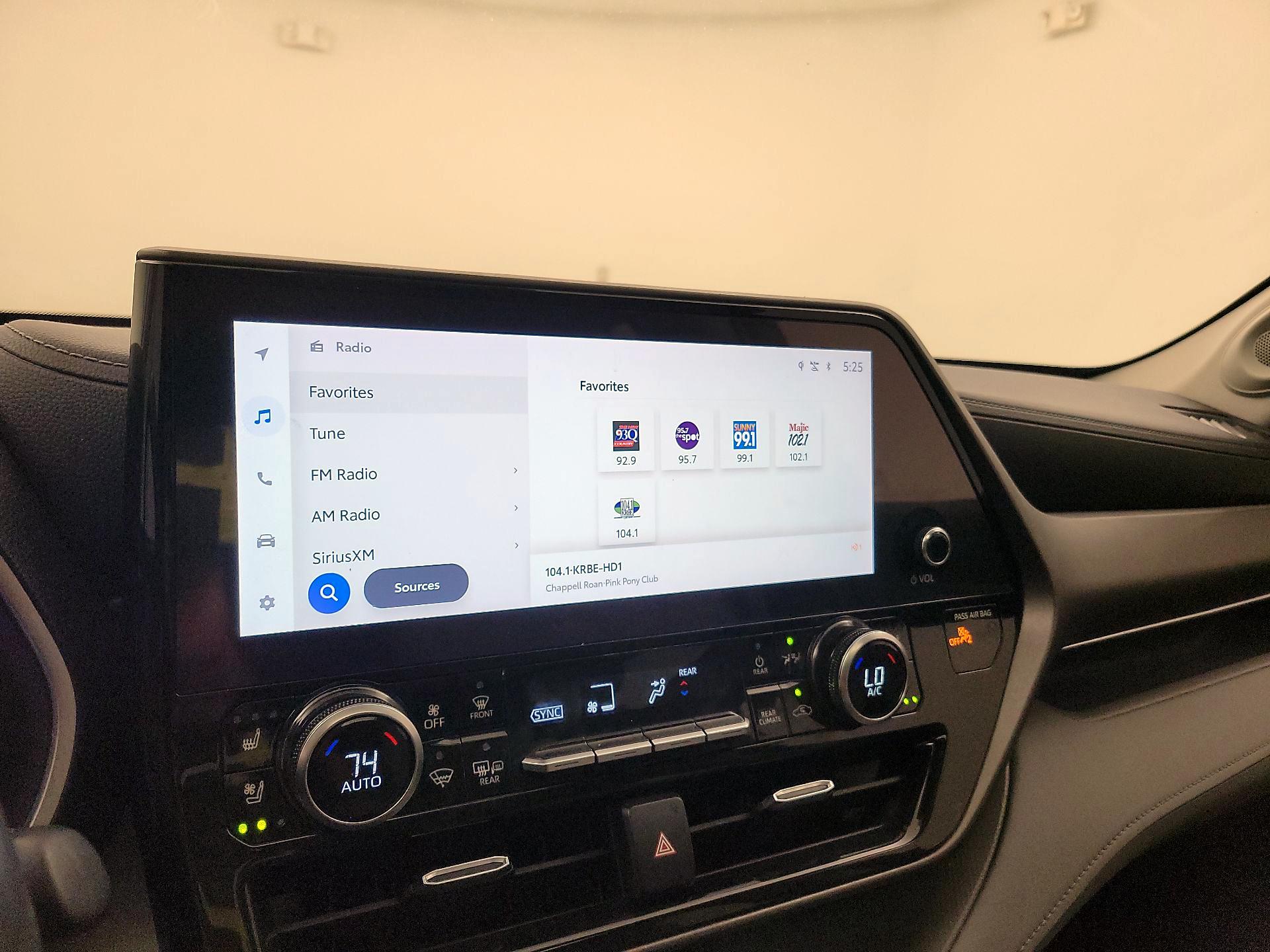 Thumbnail: 2023 Toyota Highlander - 15