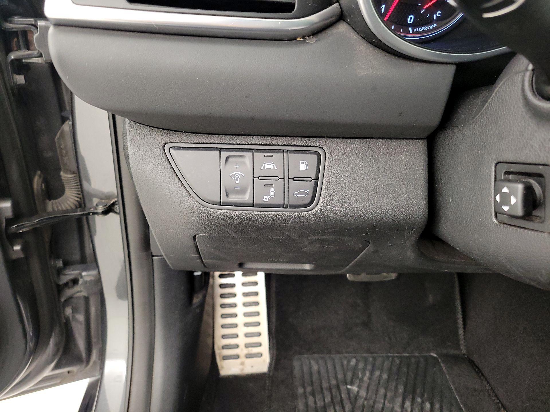 Thumbnail: 2019 Genesis G70 - 13