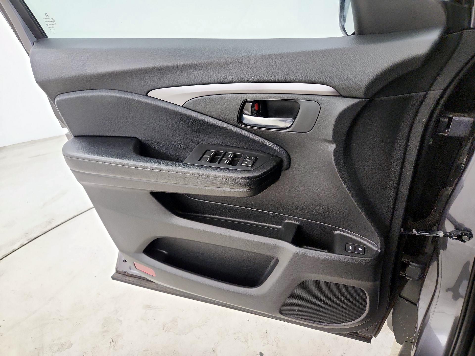 Thumbnail: 2016 Honda Pilot - 12