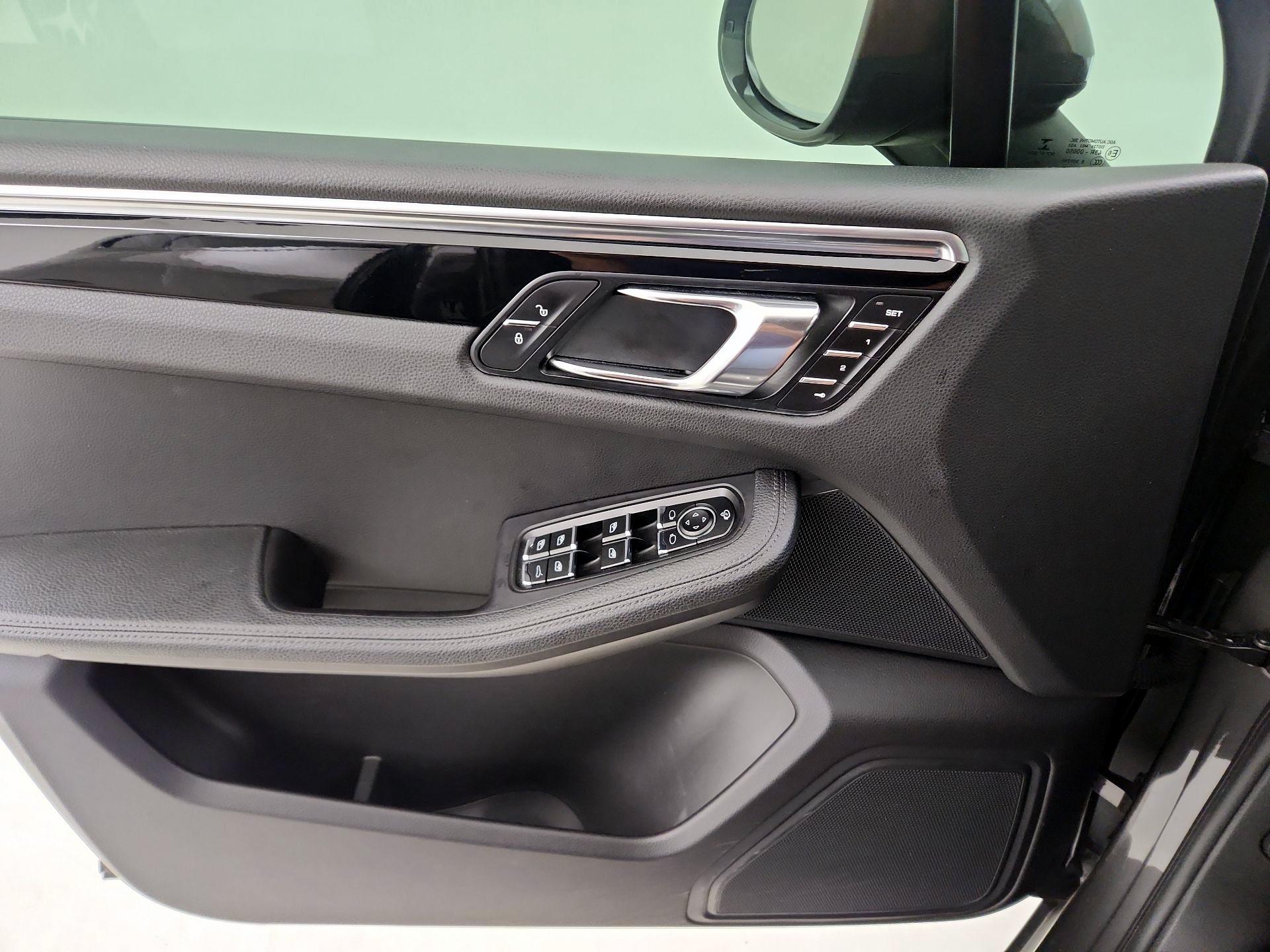 Thumbnail: 2016 Porsche Macan - 12