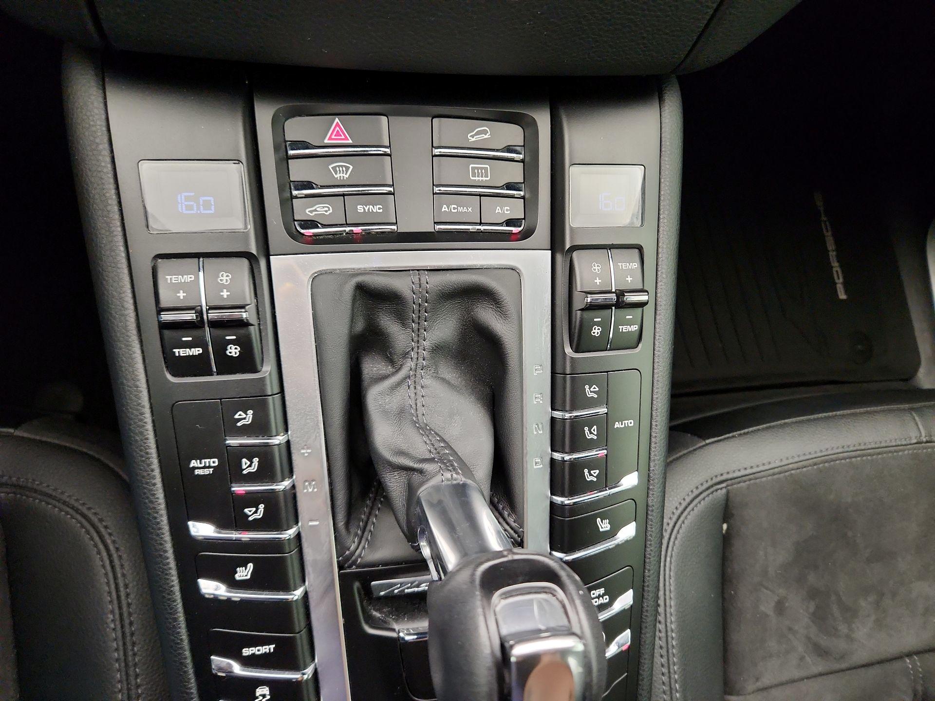 Thumbnail: 2016 Porsche Macan - 17