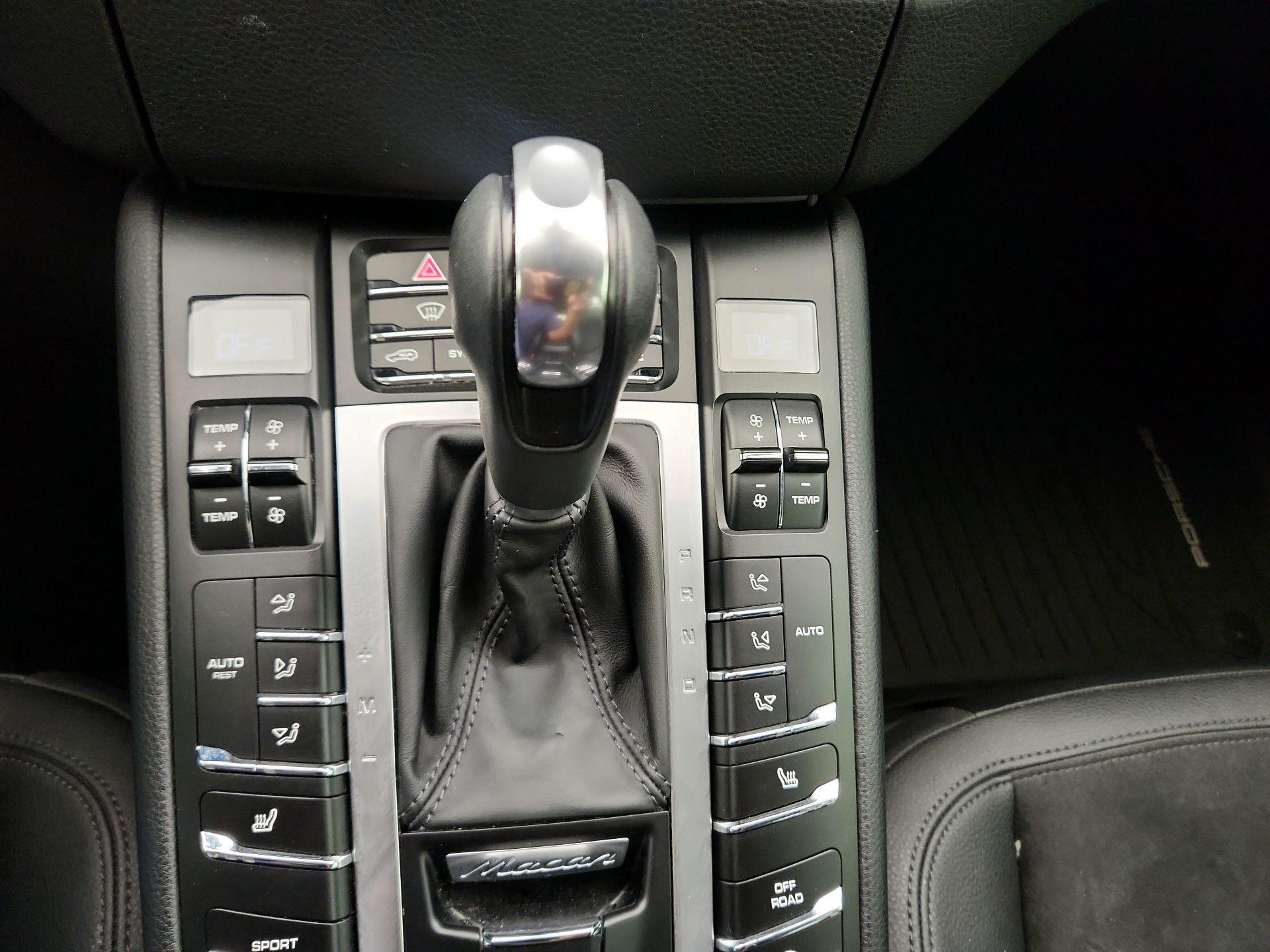 Thumbnail: 2016 Porsche Macan - 18