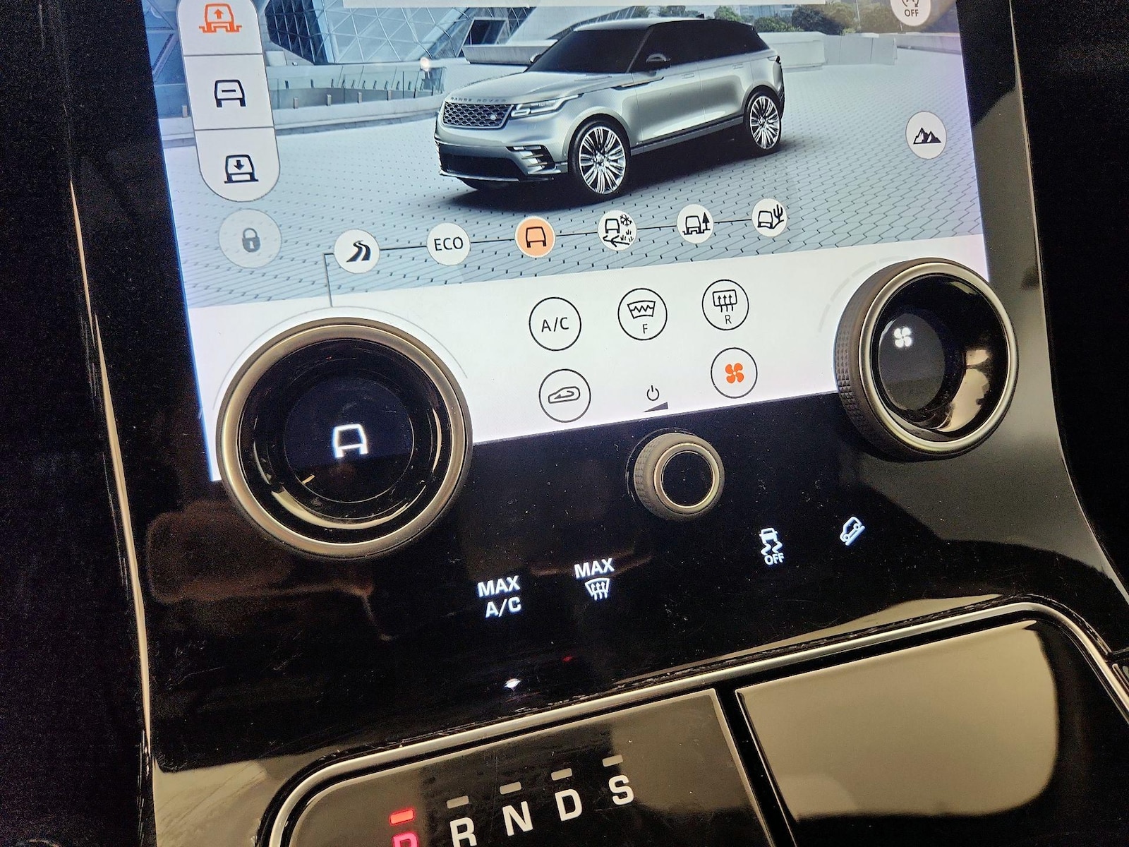 2018 Land Rover Range Rover Velar SE - Photo 18