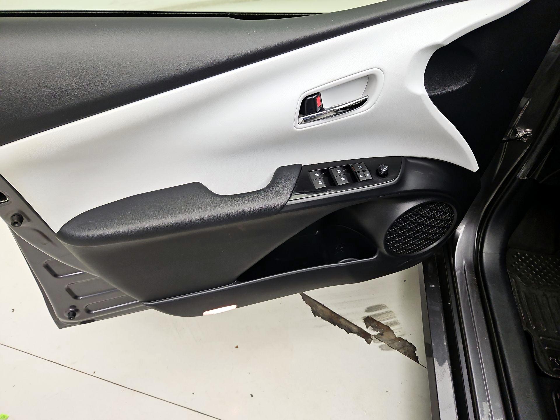 Thumbnail: 2016 Toyota Prius - 12