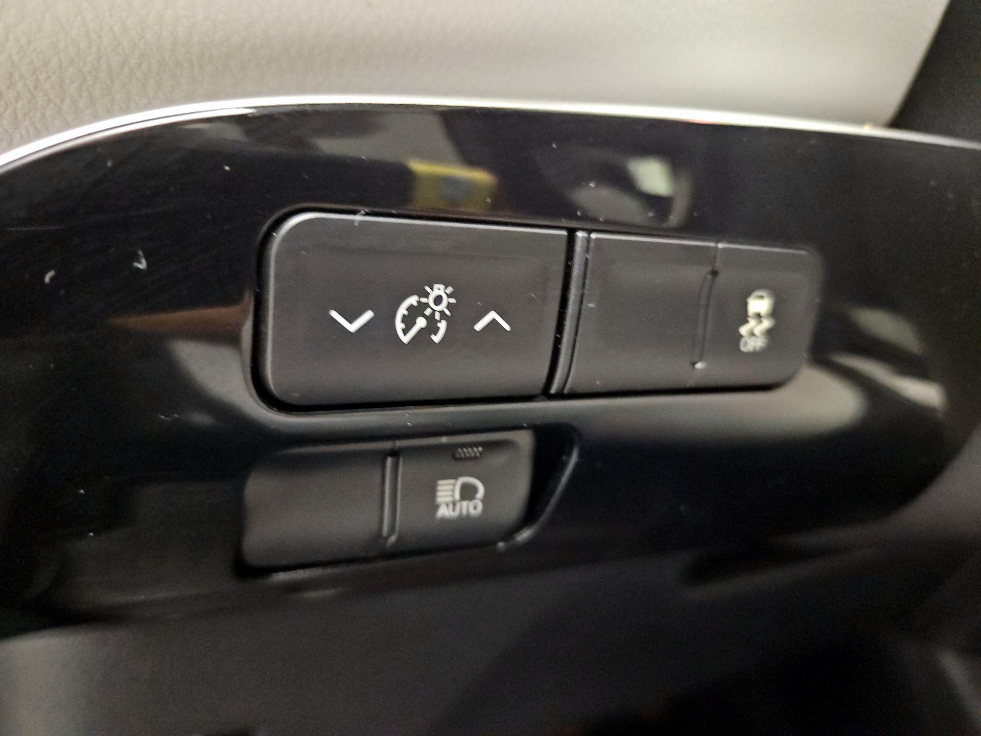 Thumbnail: 2016 Toyota Prius - 13