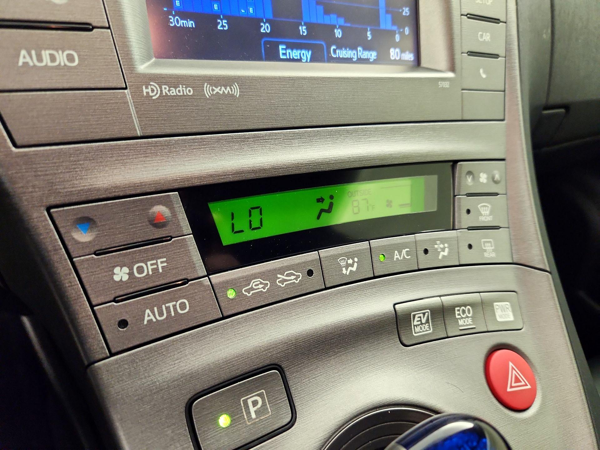 Thumbnail: 2015 Toyota Prius - 16