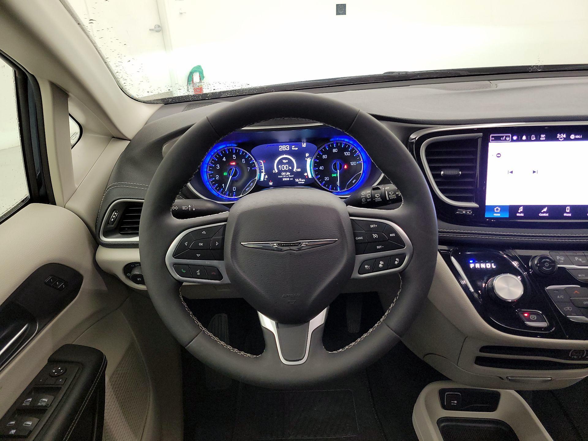 Thumbnail: 2023 Chrysler Pacifica - 10