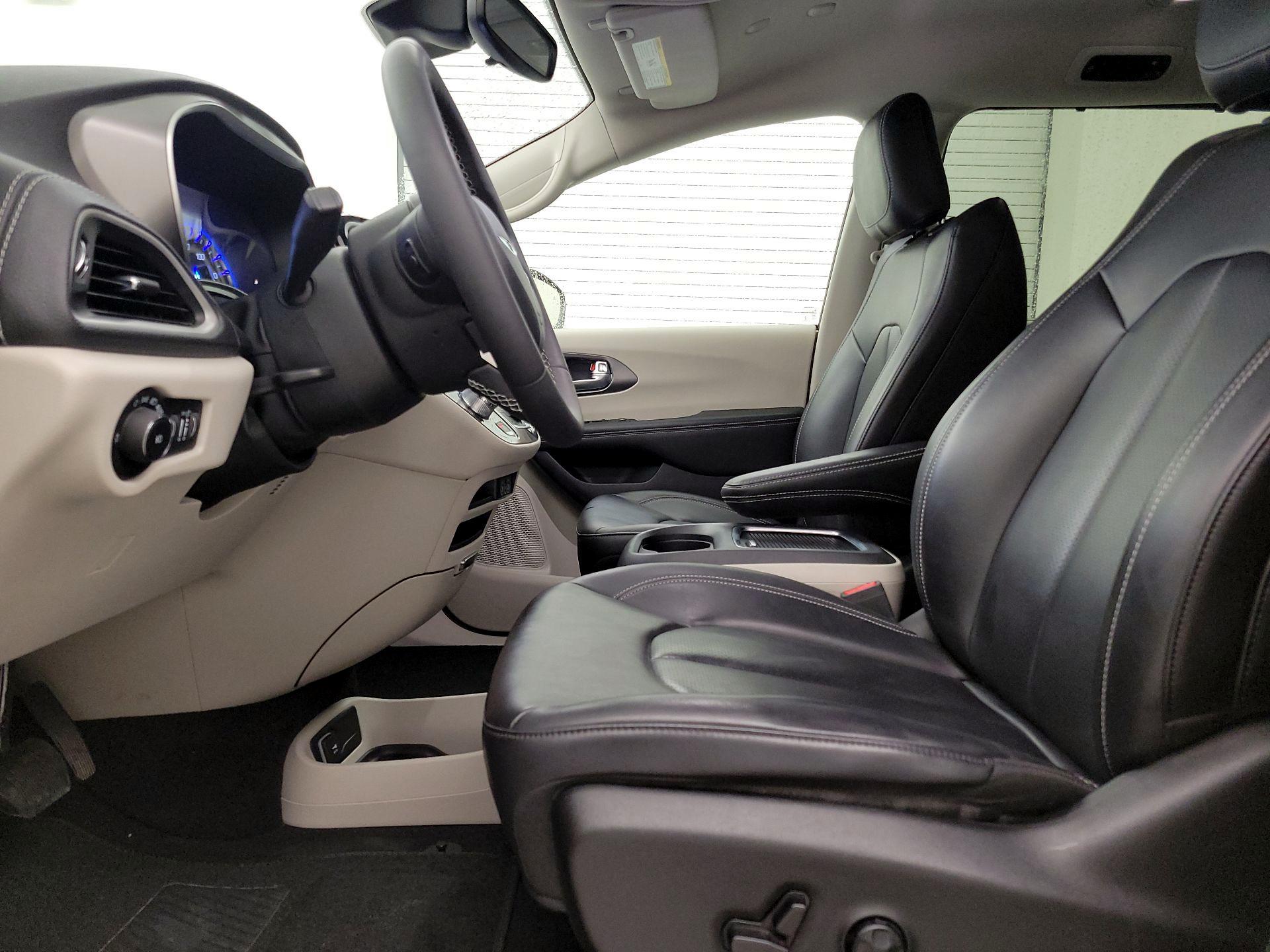 Thumbnail: 2023 Chrysler Pacifica - 11
