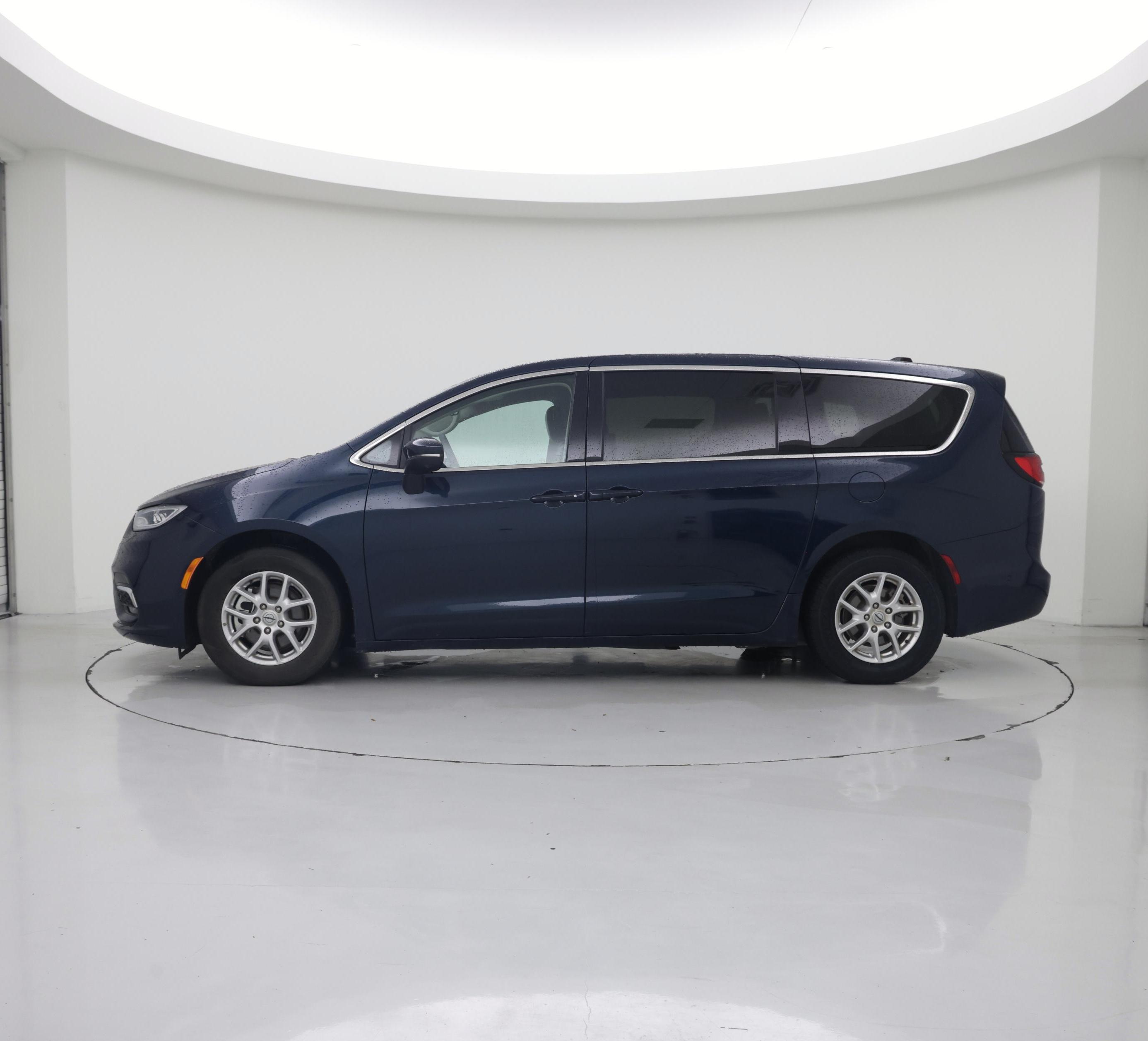 Thumbnail: 2023 Chrysler Pacifica - 3