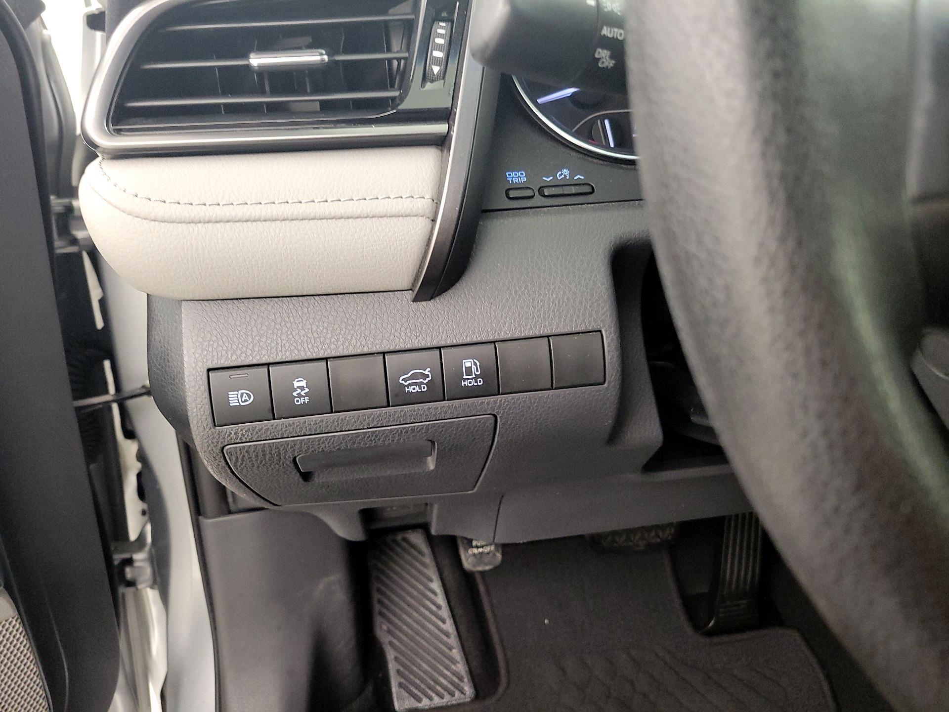 Thumbnail: 2019 Toyota Camry - 13