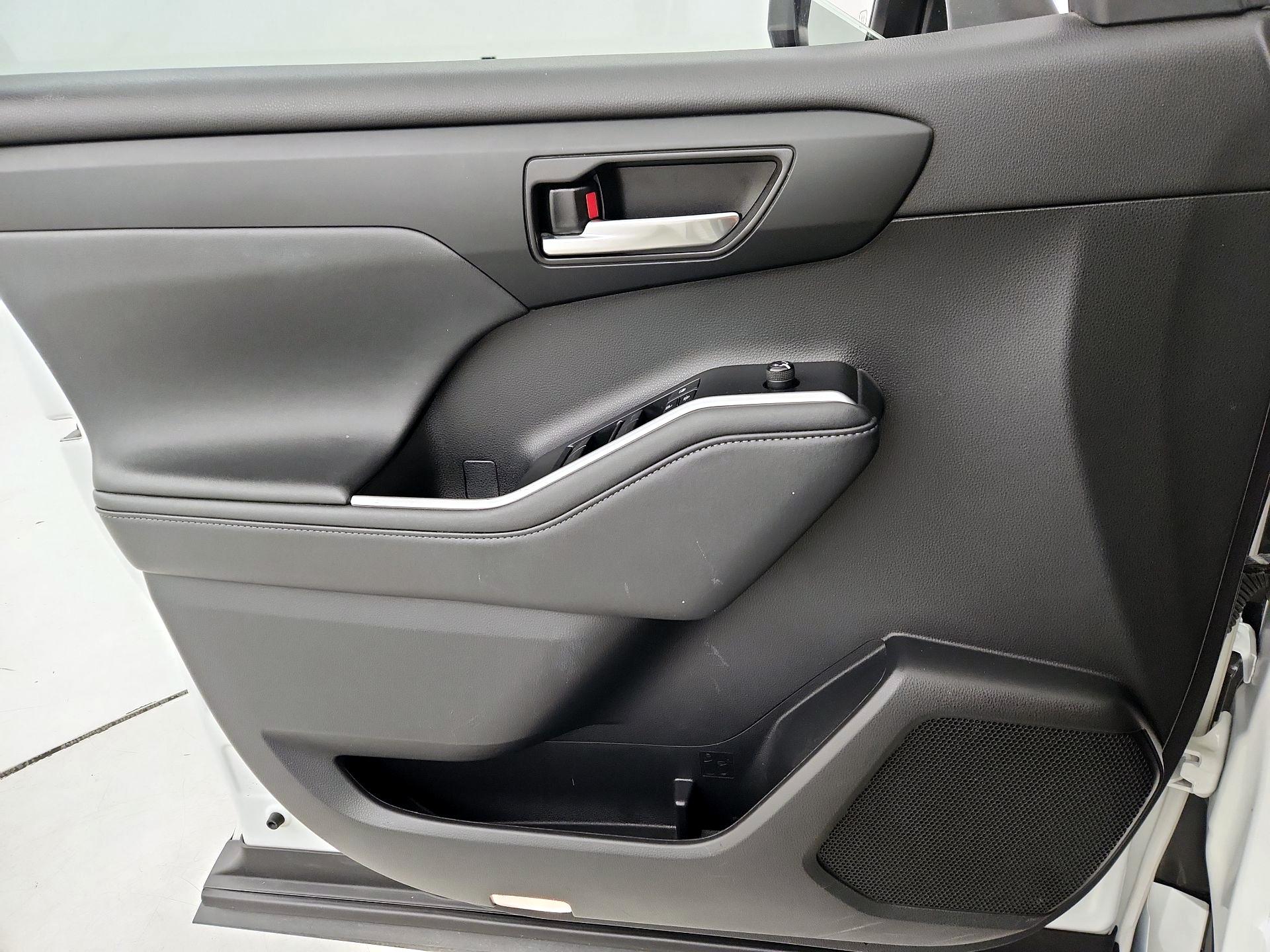 Thumbnail: 2022 Toyota Highlander - 12
