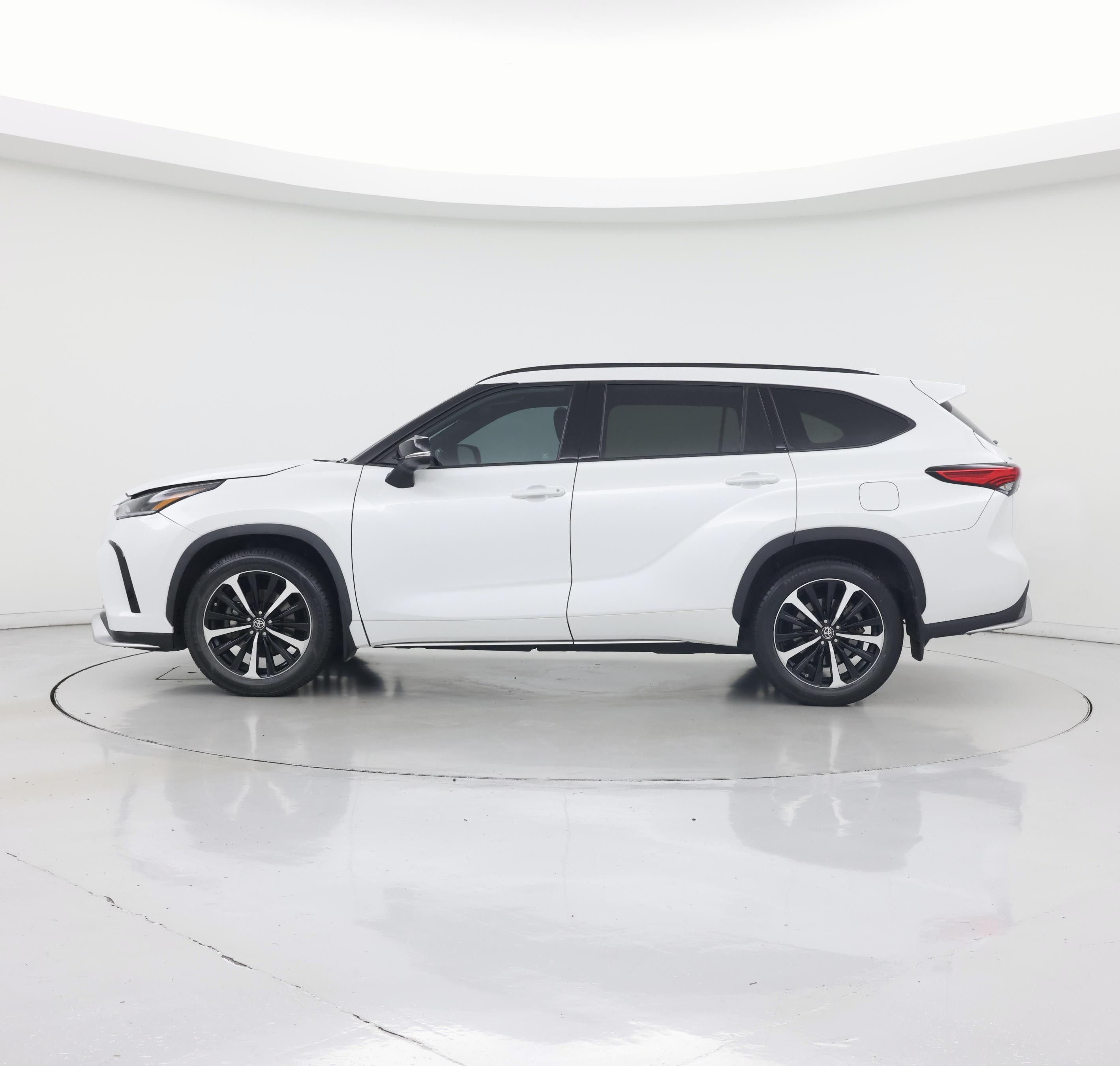Thumbnail: 2022 Toyota Highlander - 3