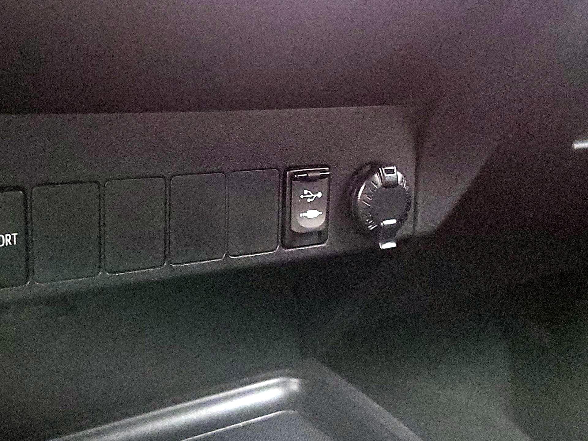 Thumbnail: 2015 Toyota RAV4 - 18