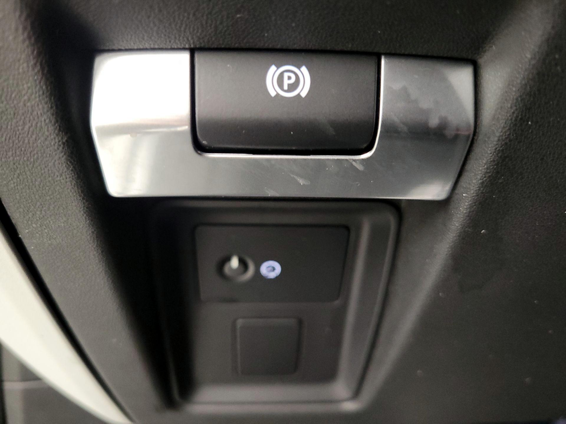 Thumbnail: 2020 Land Rover Defender - 13