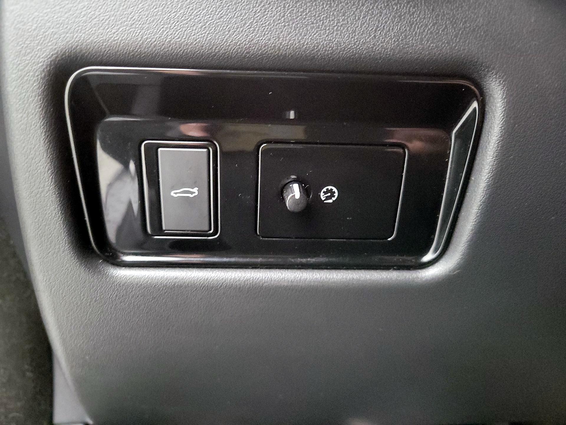 Thumbnail: 2017 Jaguar XE - 13