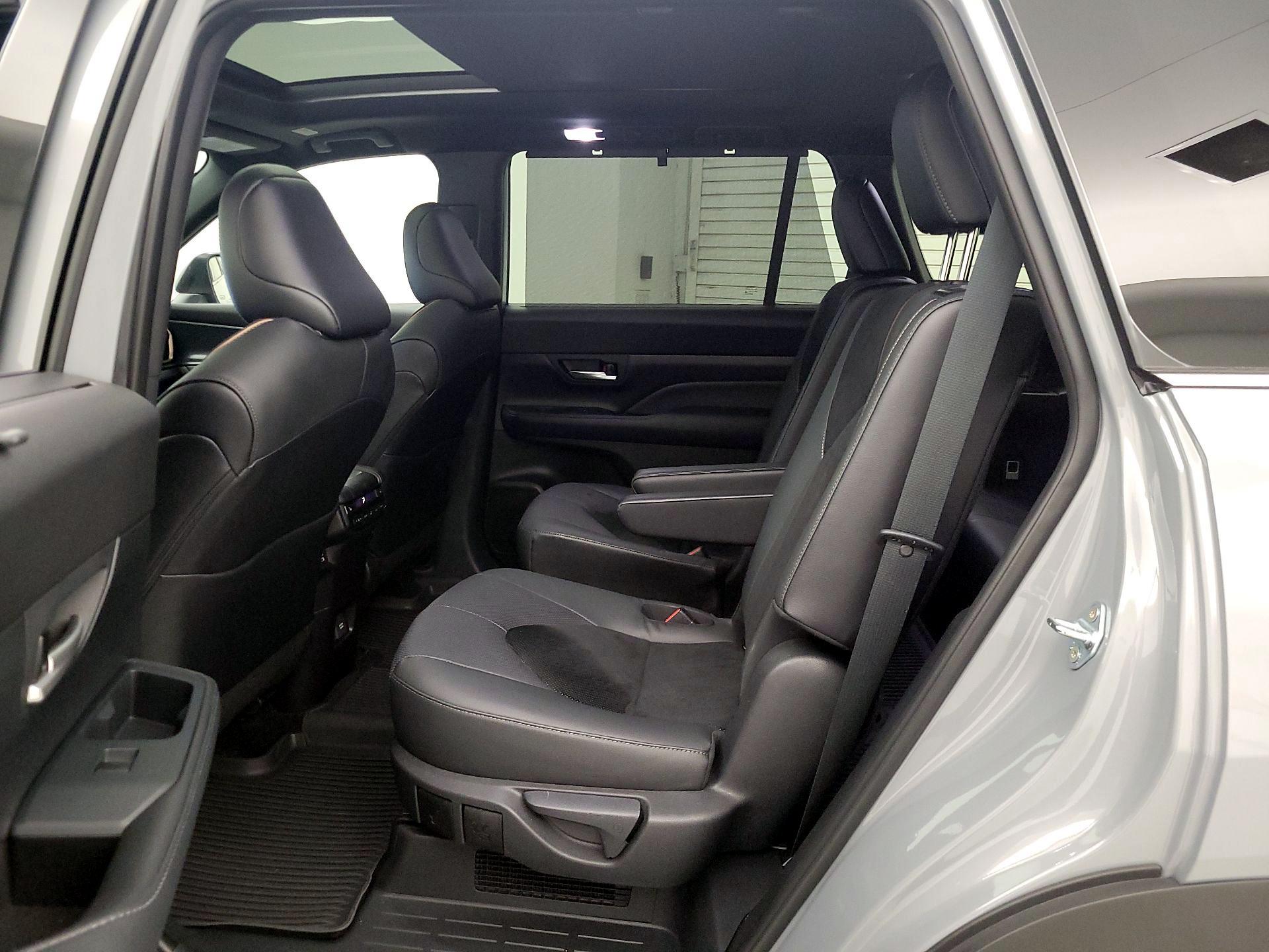 Thumbnail: 2025 Toyota Highlander - 20