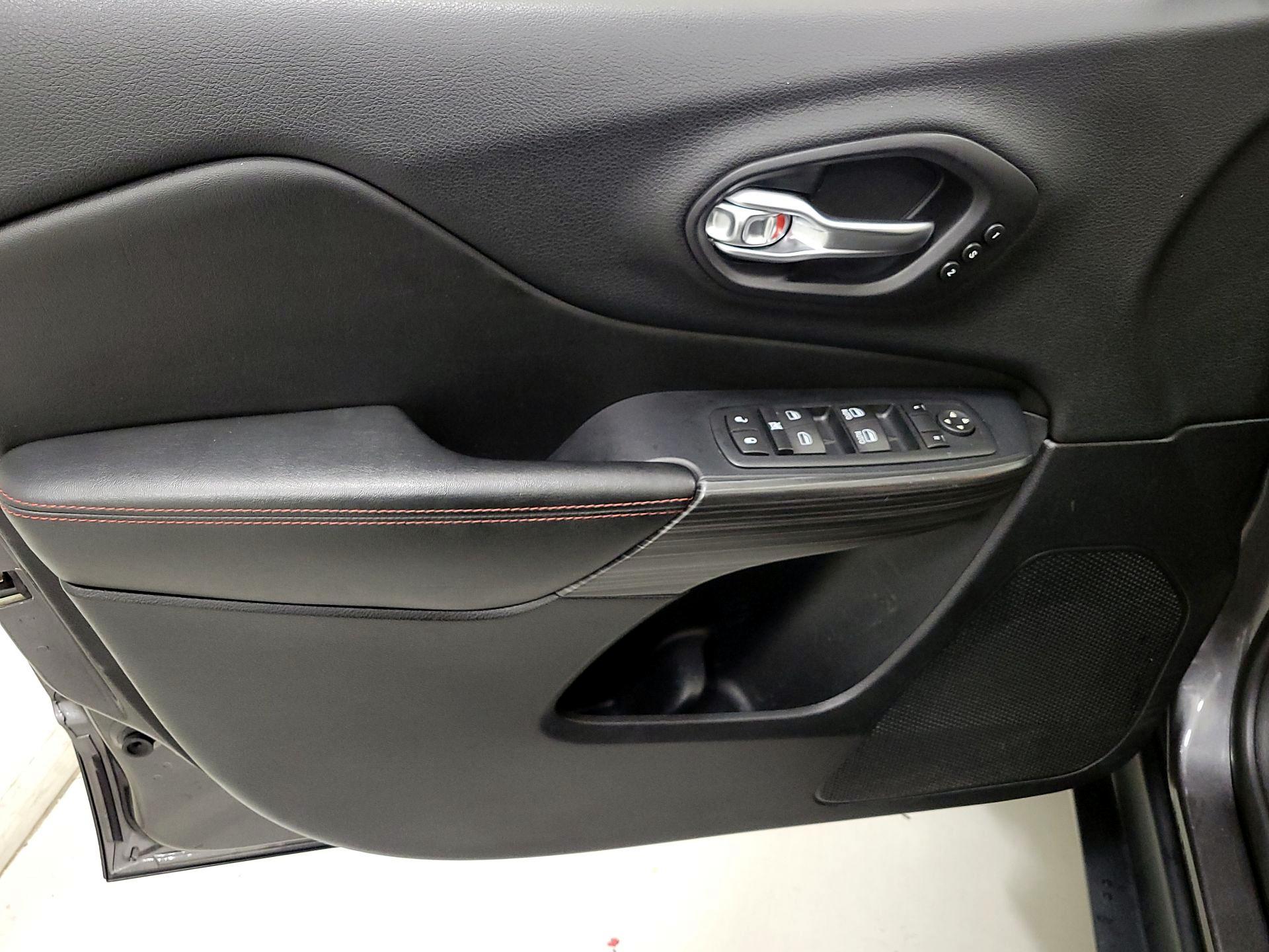 Thumbnail: 2017 Jeep Cherokee - 12