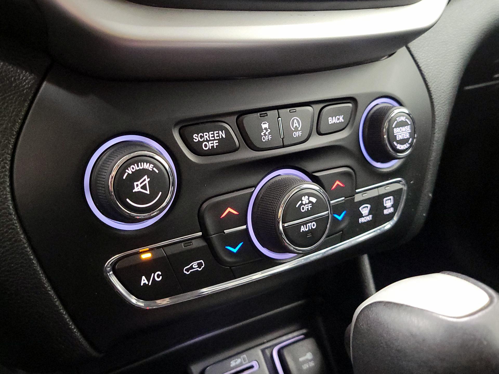 Thumbnail: 2017 Jeep Cherokee - 16