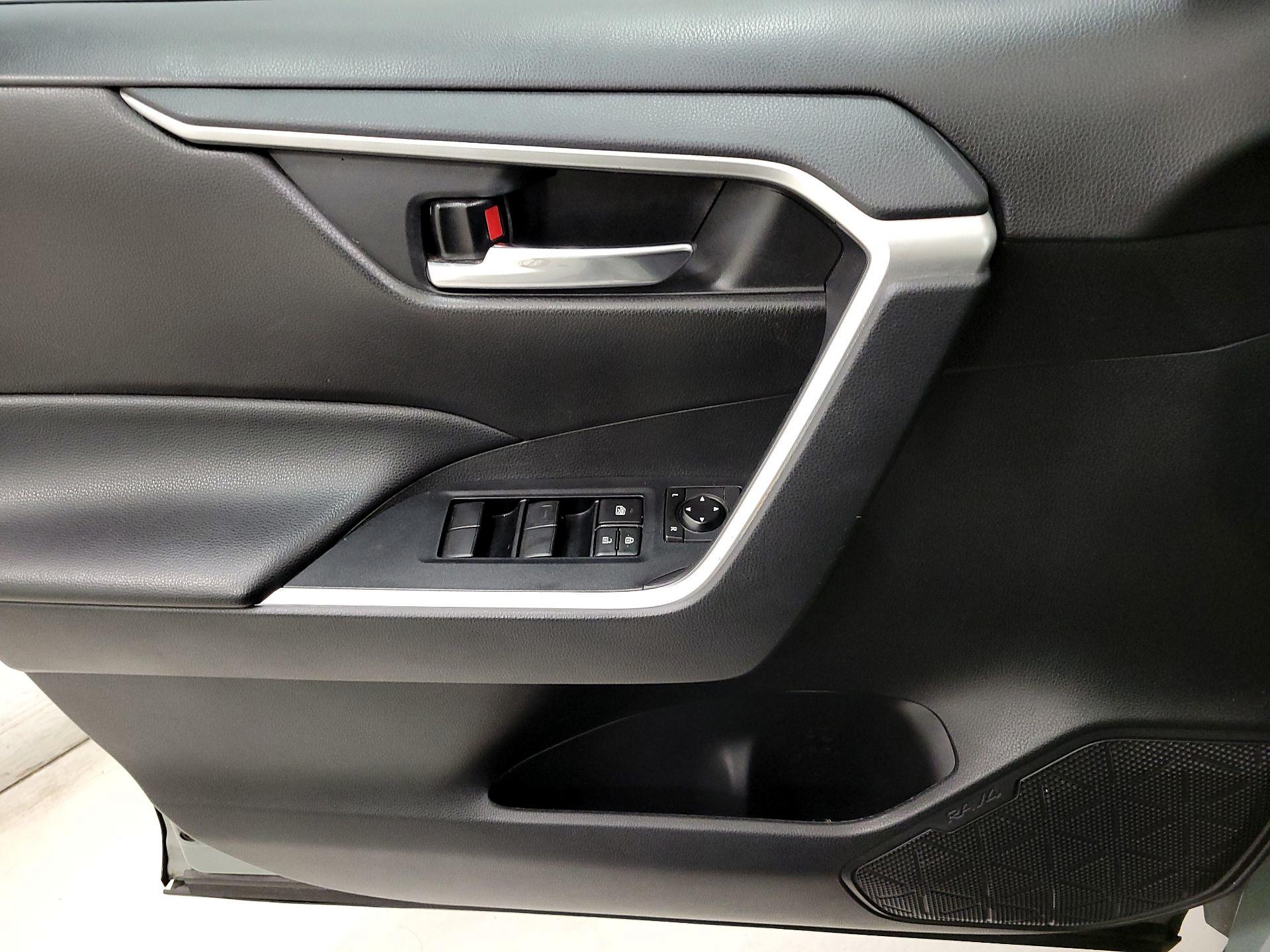 Thumbnail: 2020 Toyota RAV4 - 12