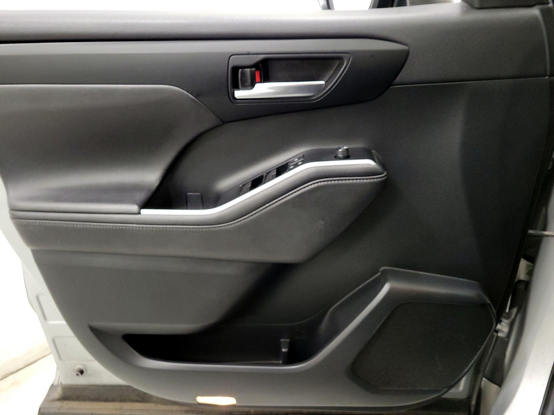 Thumbnail: 2020 Toyota Highlander - 12