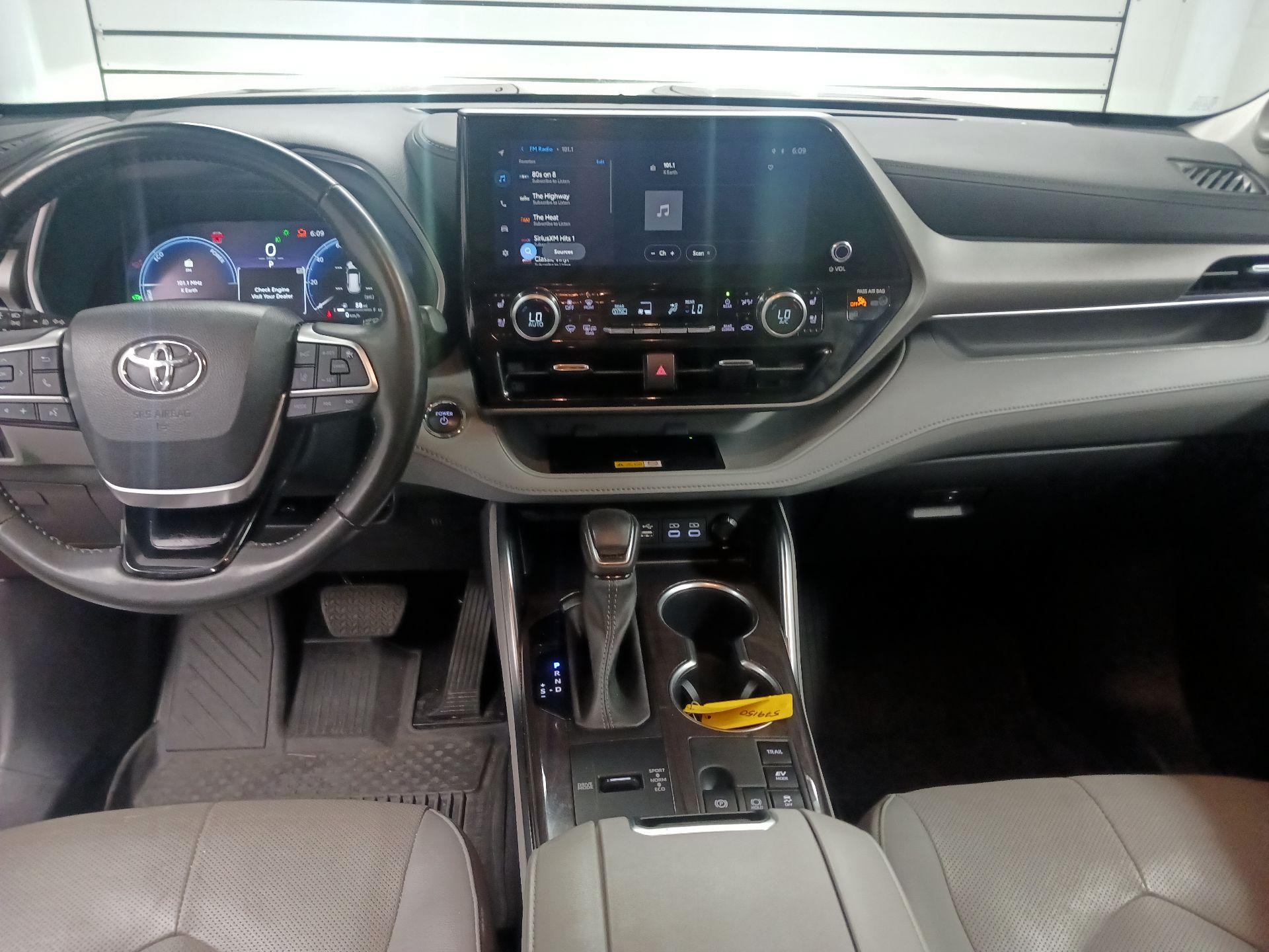 Thumbnail: 2023 Toyota Highlander - 9