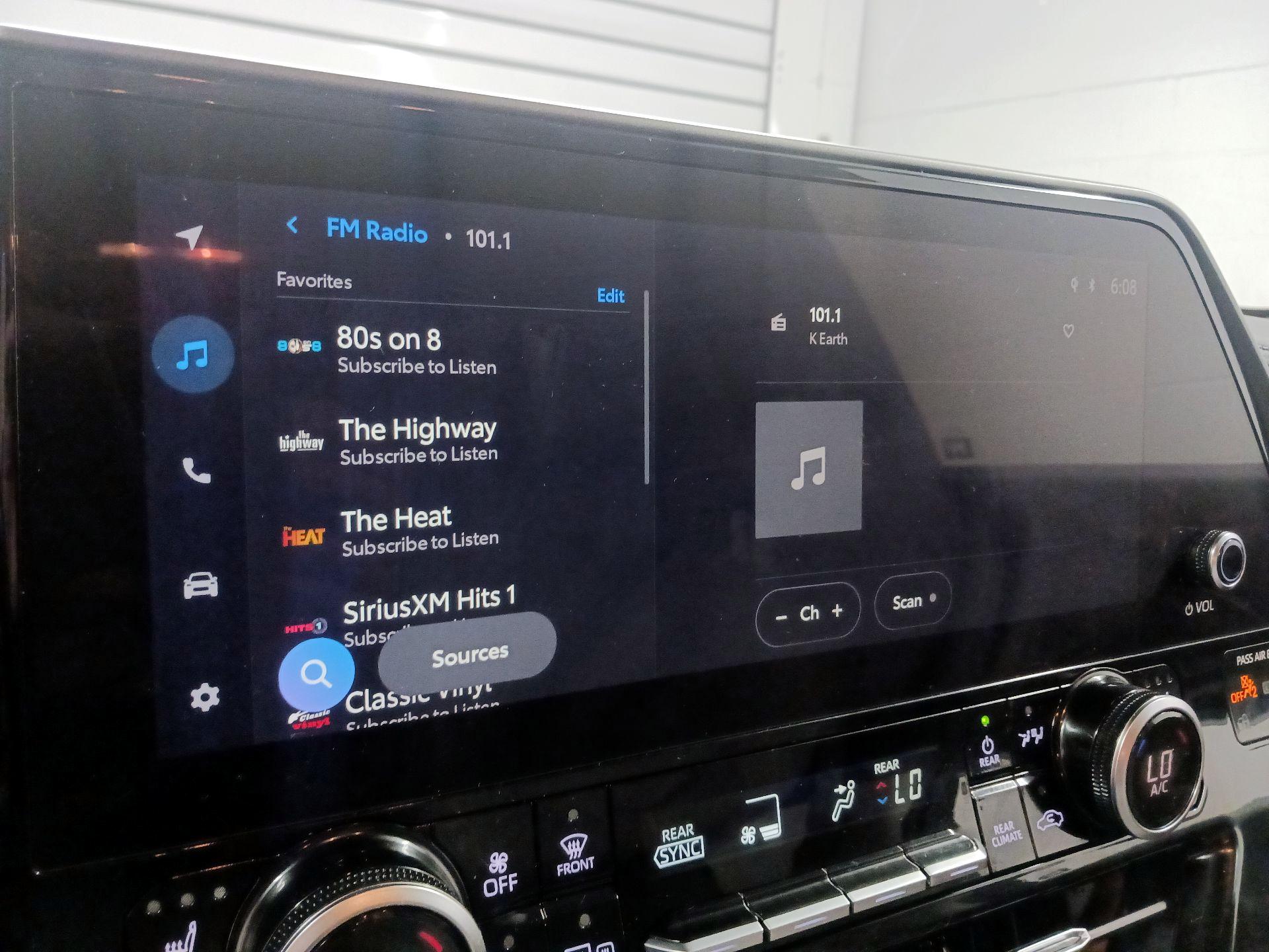Thumbnail: 2023 Toyota Highlander - 15