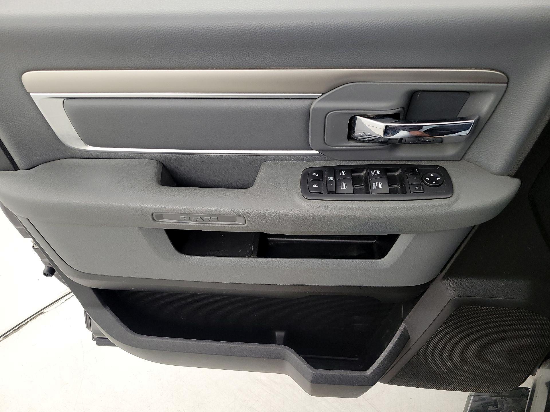 Thumbnail: 2020 RAM 1500 Classic - 12