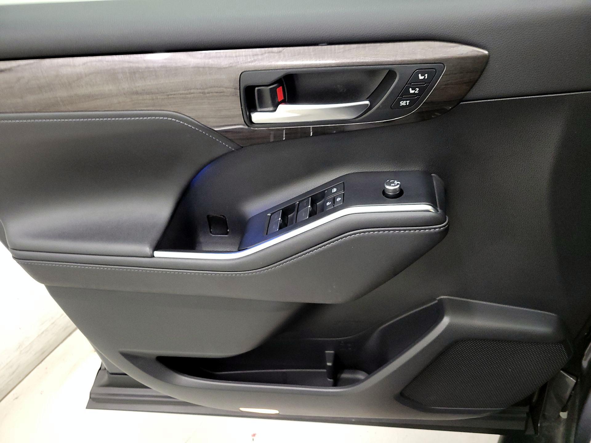 Thumbnail: 2020 Toyota Highlander - 12