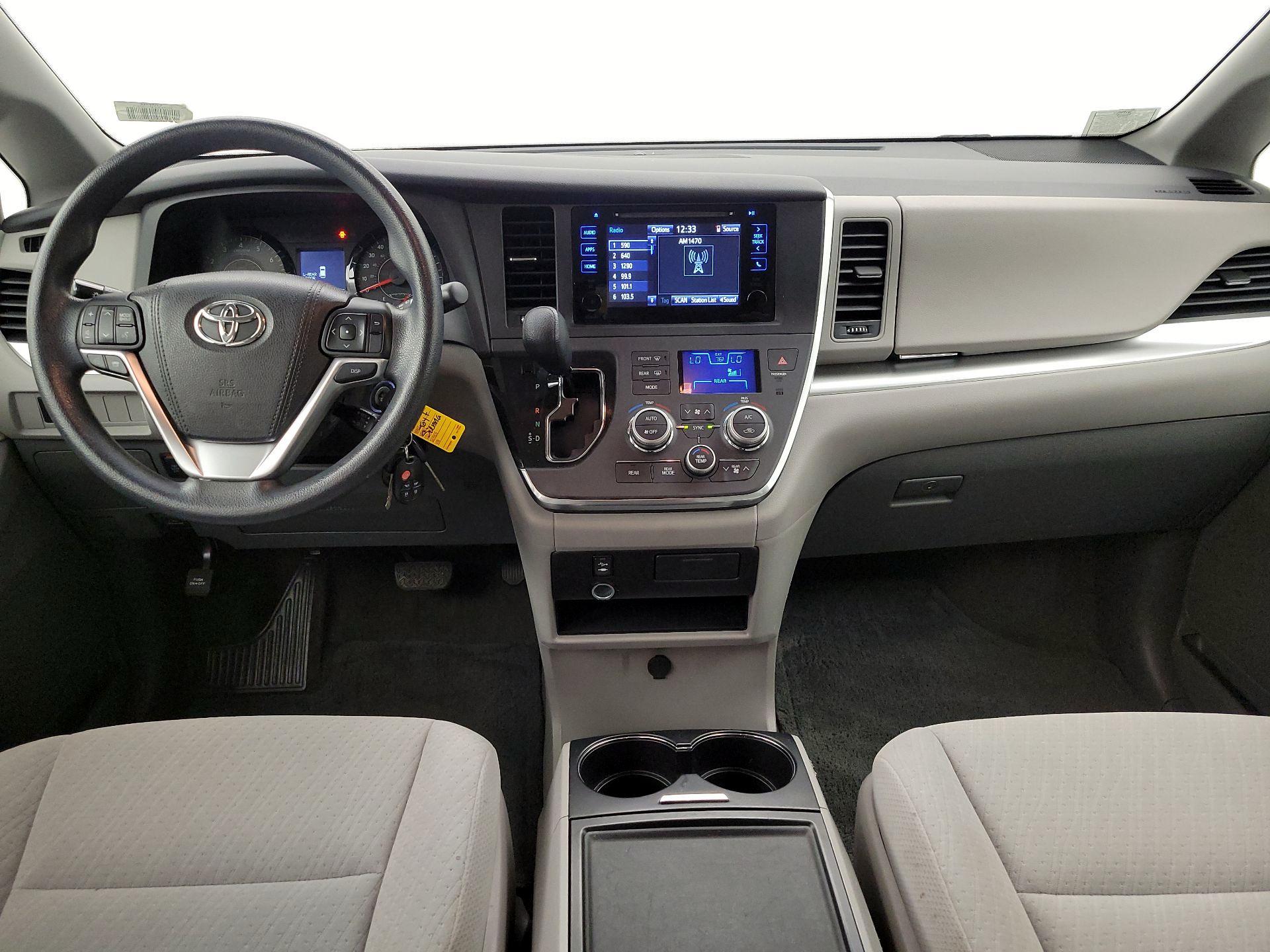 Thumbnail: 2015 Toyota Sienna - 9