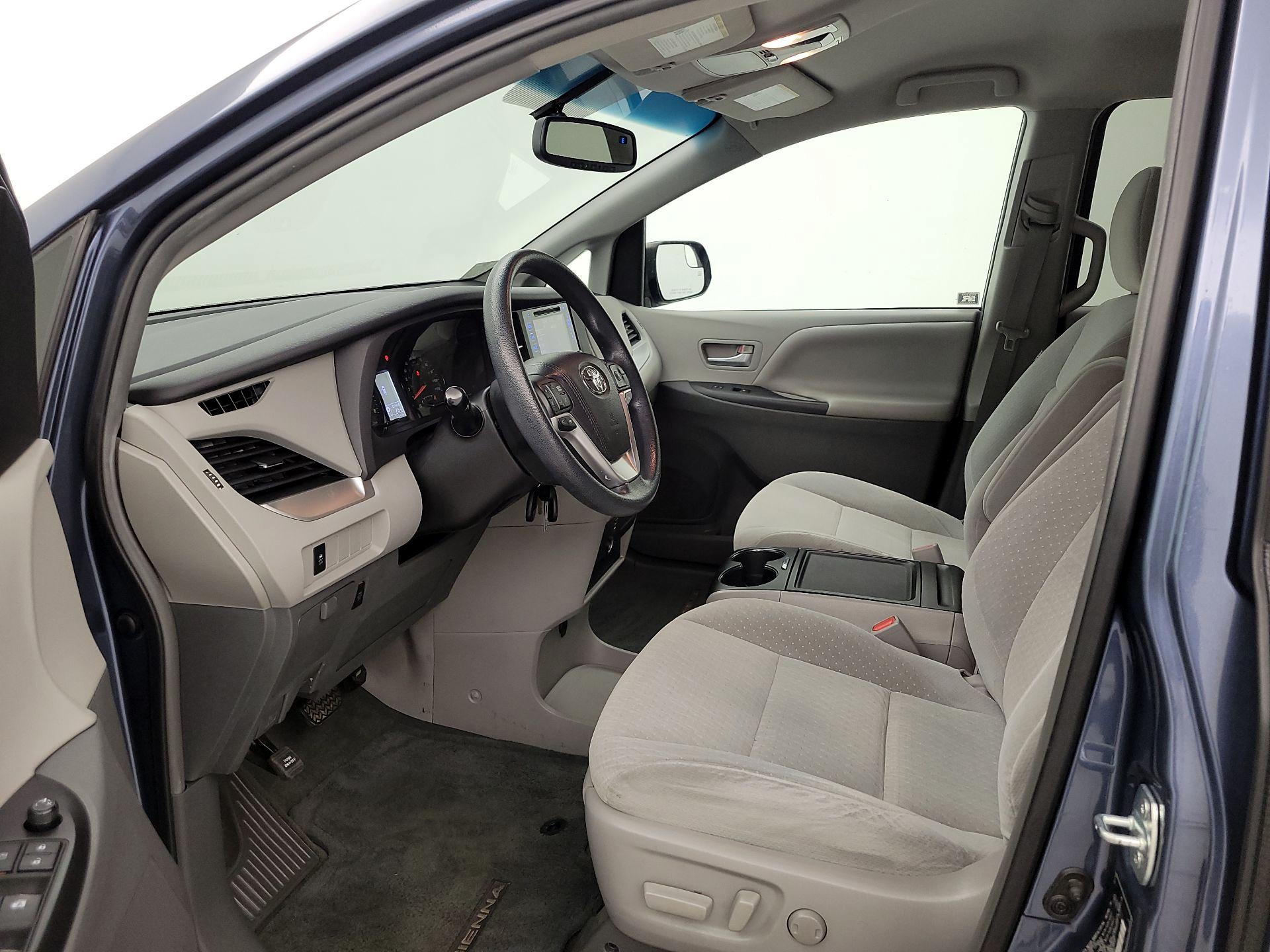 Thumbnail: 2015 Toyota Sienna - 11