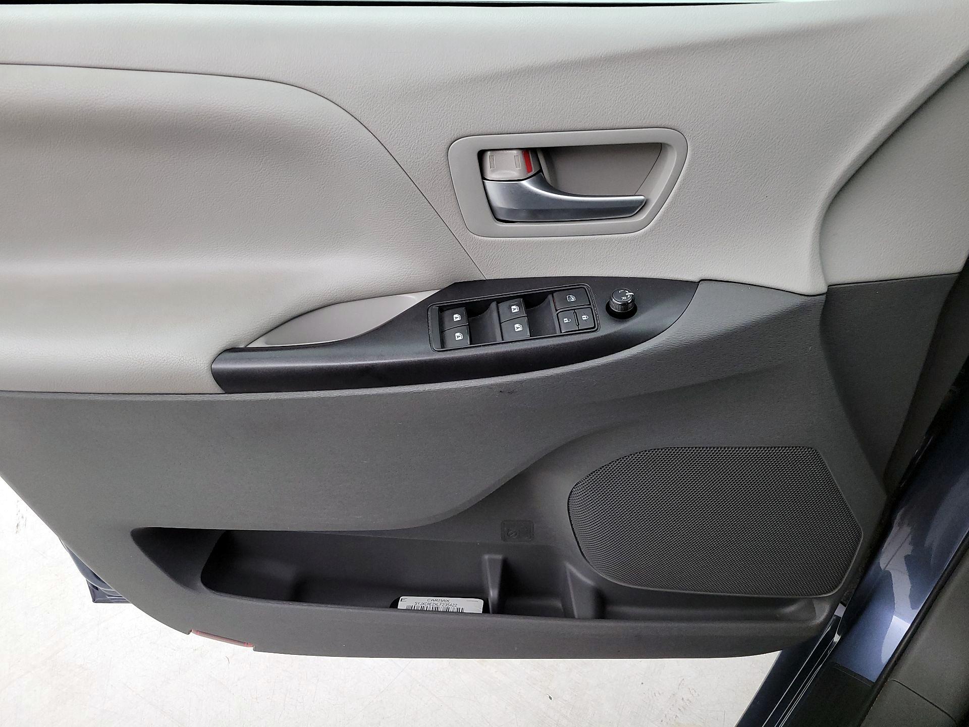 Thumbnail: 2015 Toyota Sienna - 12