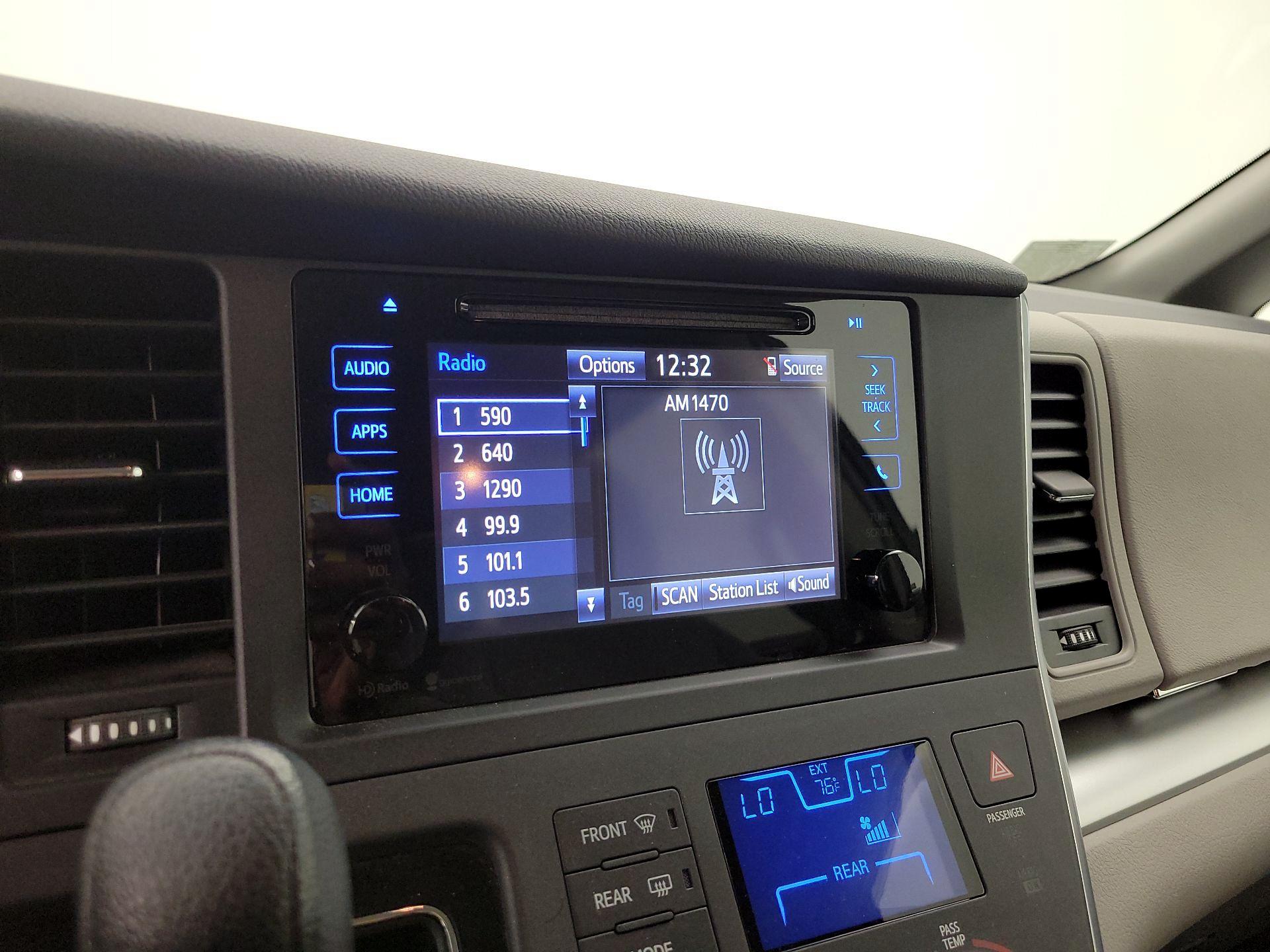 Thumbnail: 2015 Toyota Sienna - 15