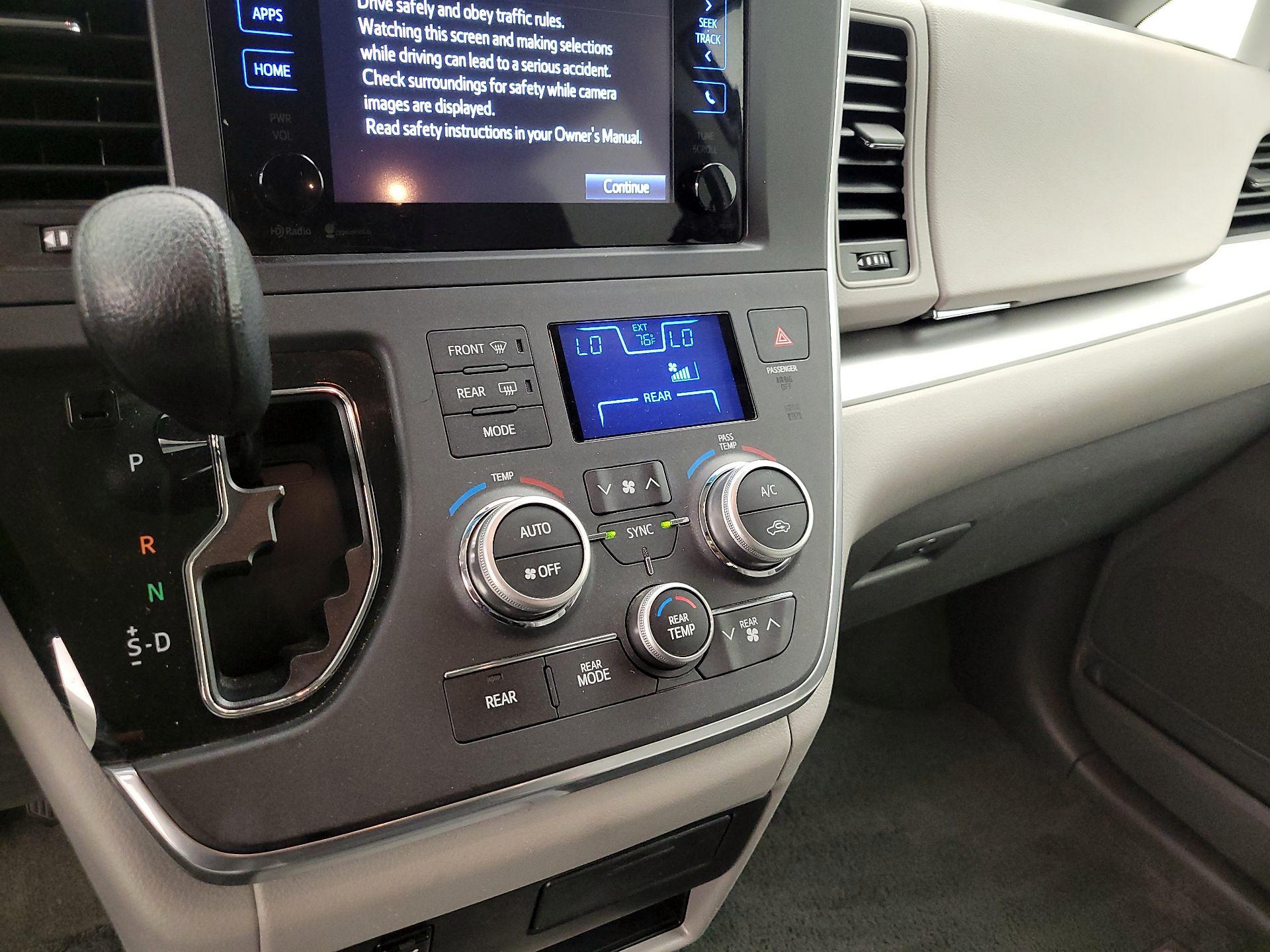 Thumbnail: 2015 Toyota Sienna - 16