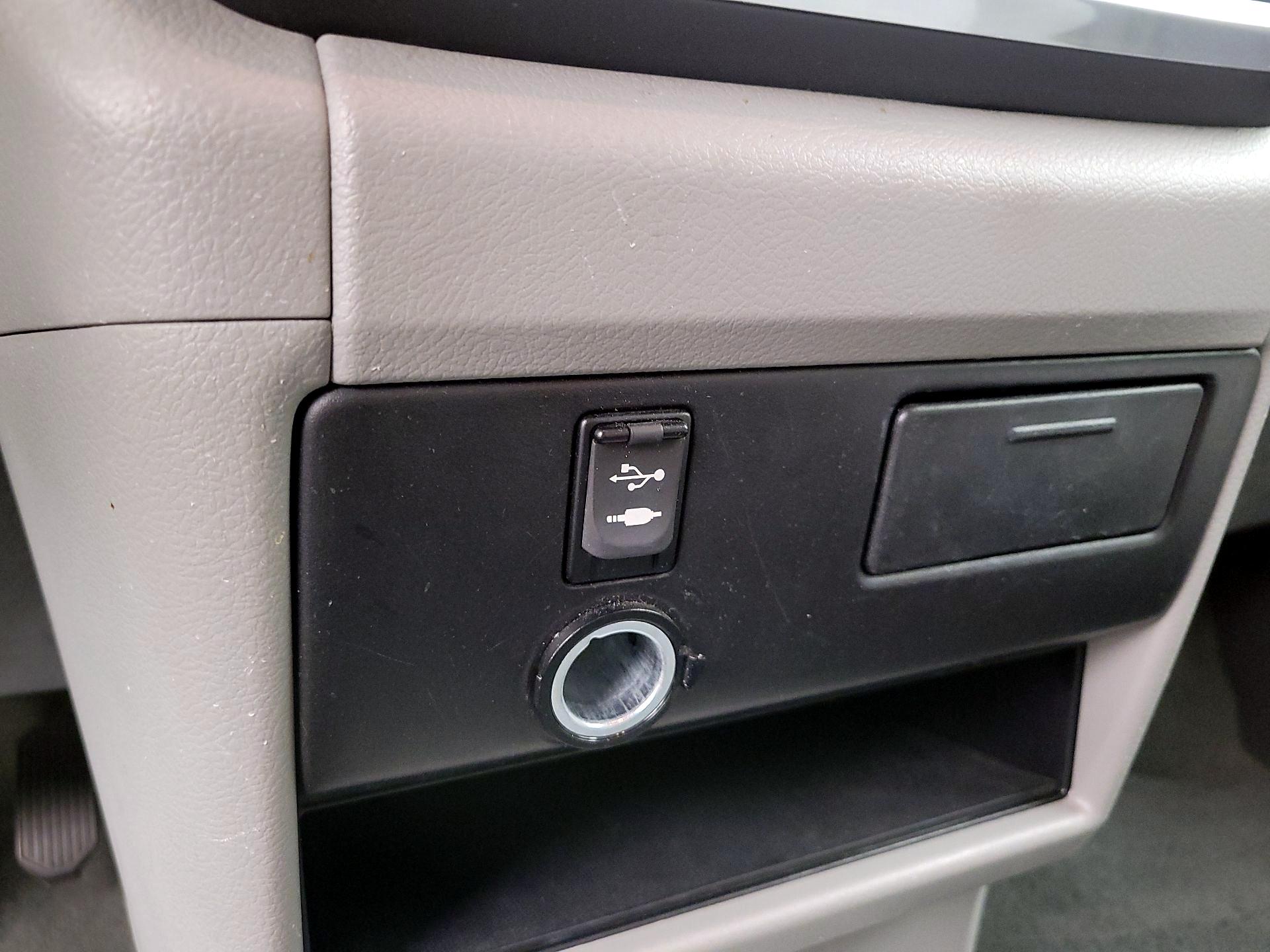 Thumbnail: 2015 Toyota Sienna - 18