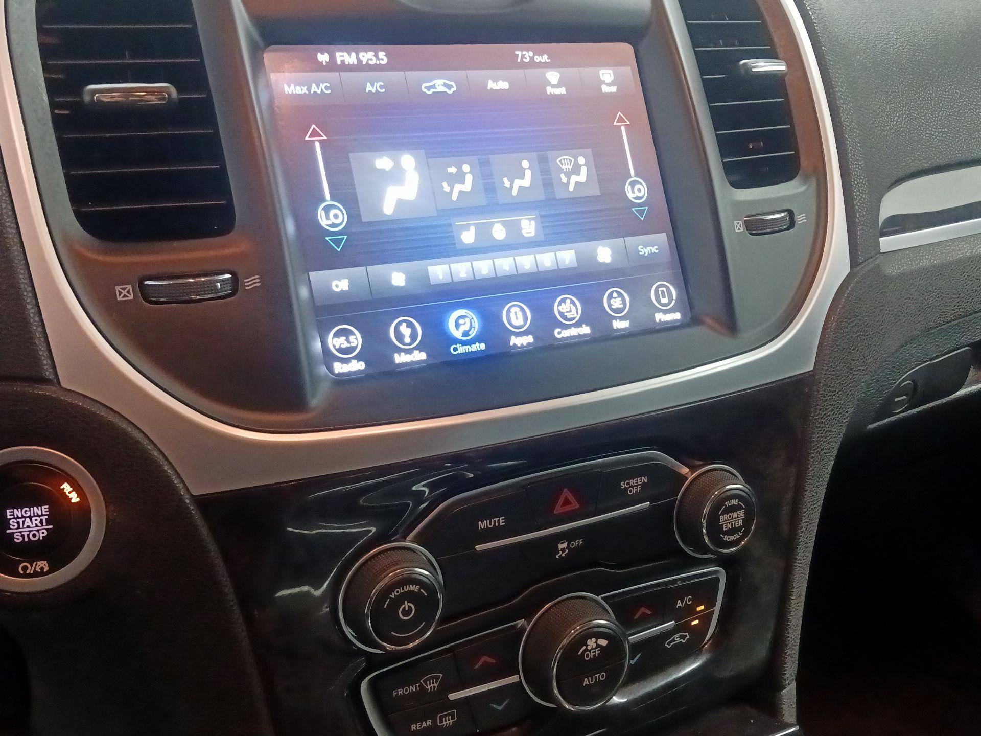 Thumbnail: 2019 Chrysler 300 - 14