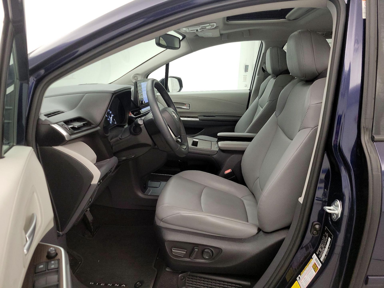 2022 Toyota Sienna XLE - Photo 12