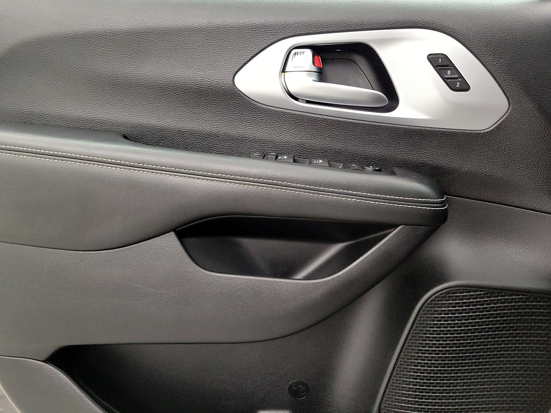 Thumbnail: 2020 Chrysler Pacifica - 12