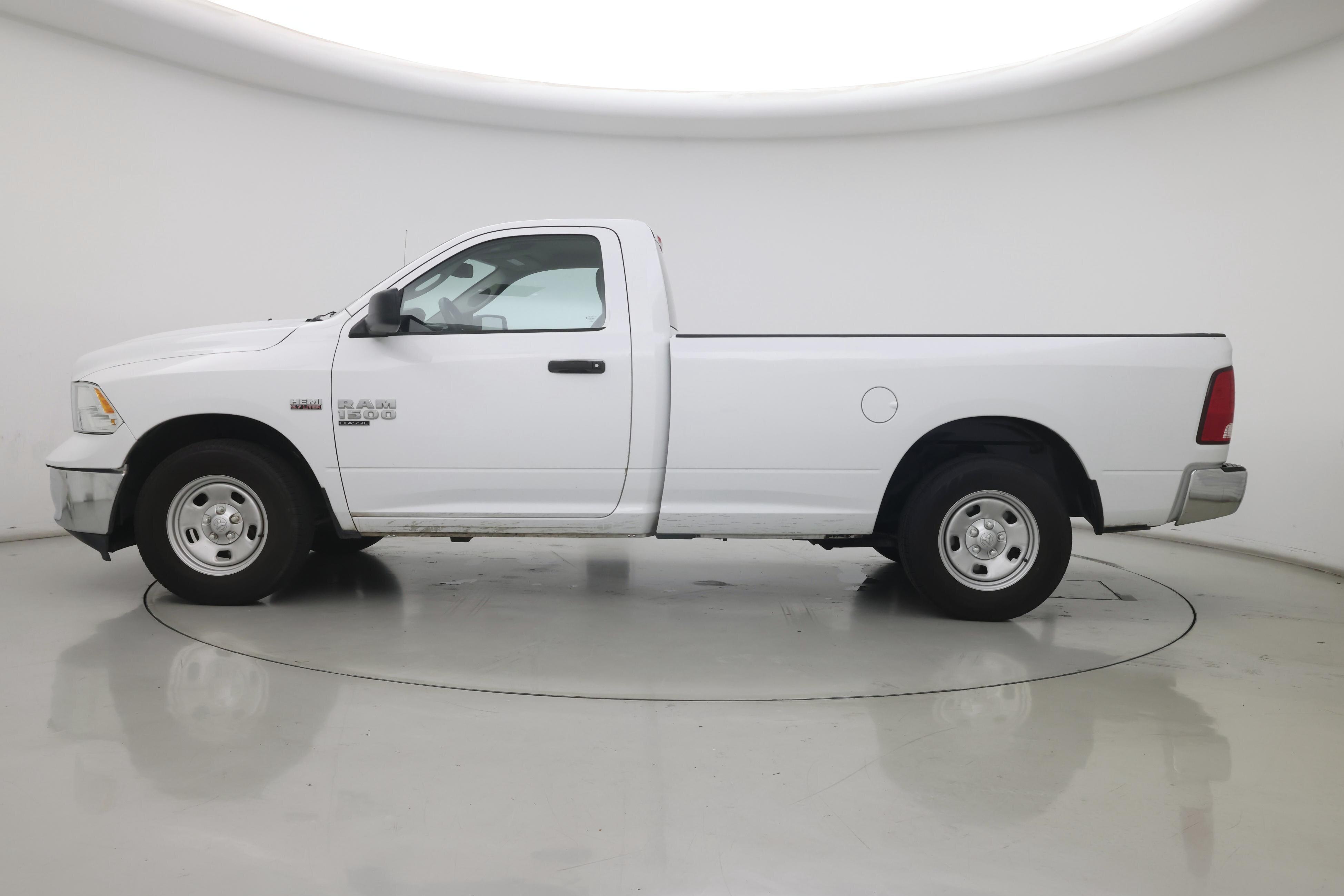 Thumbnail: 2019 RAM 1500 Classic - 3