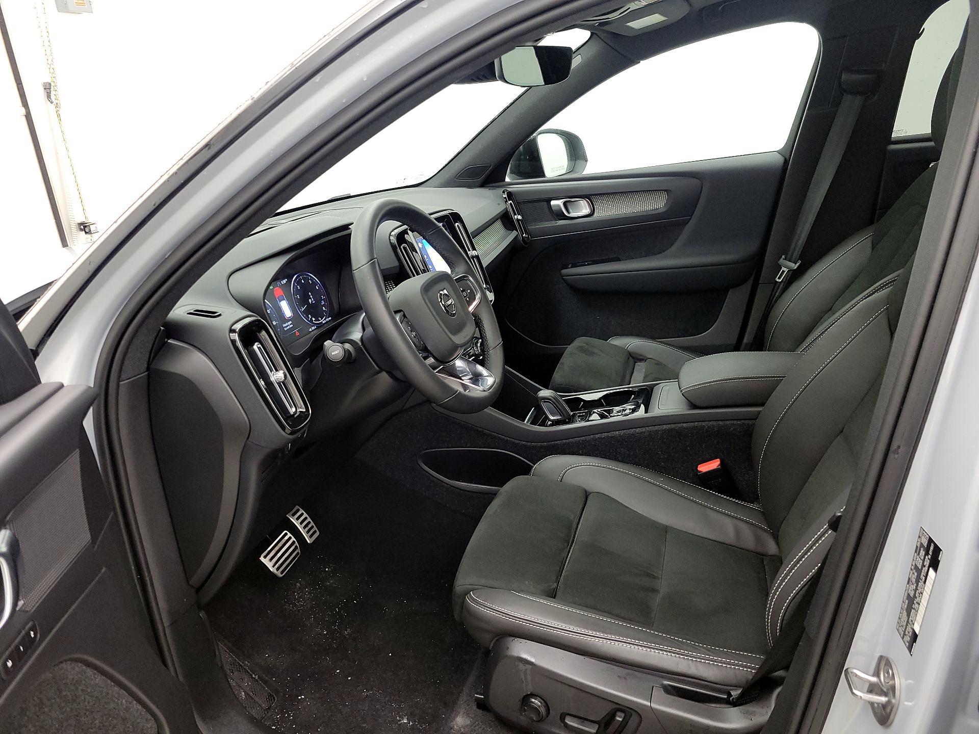 Thumbnail: 2022 Volvo XC40 - 11