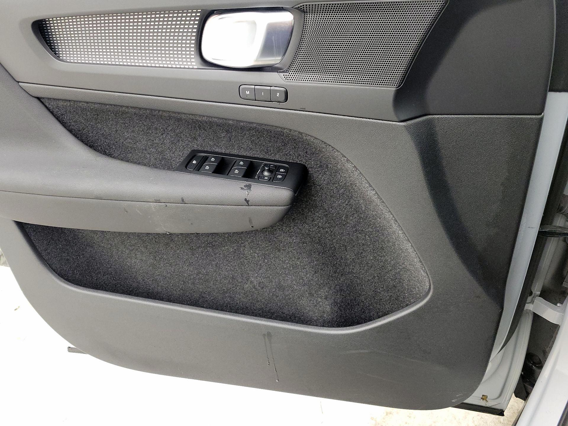 Thumbnail: 2022 Volvo XC40 - 12