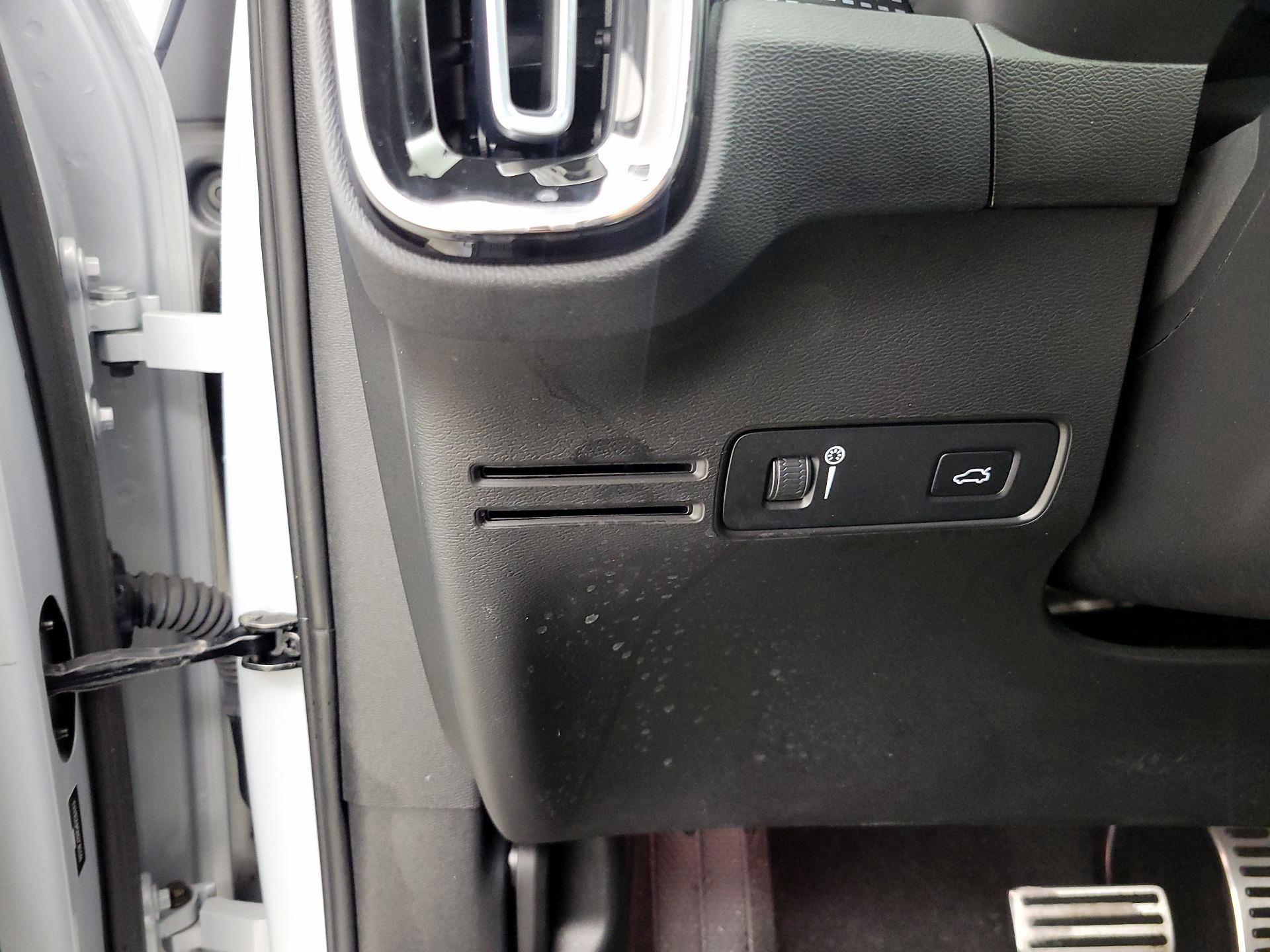 Thumbnail: 2022 Volvo XC40 - 13