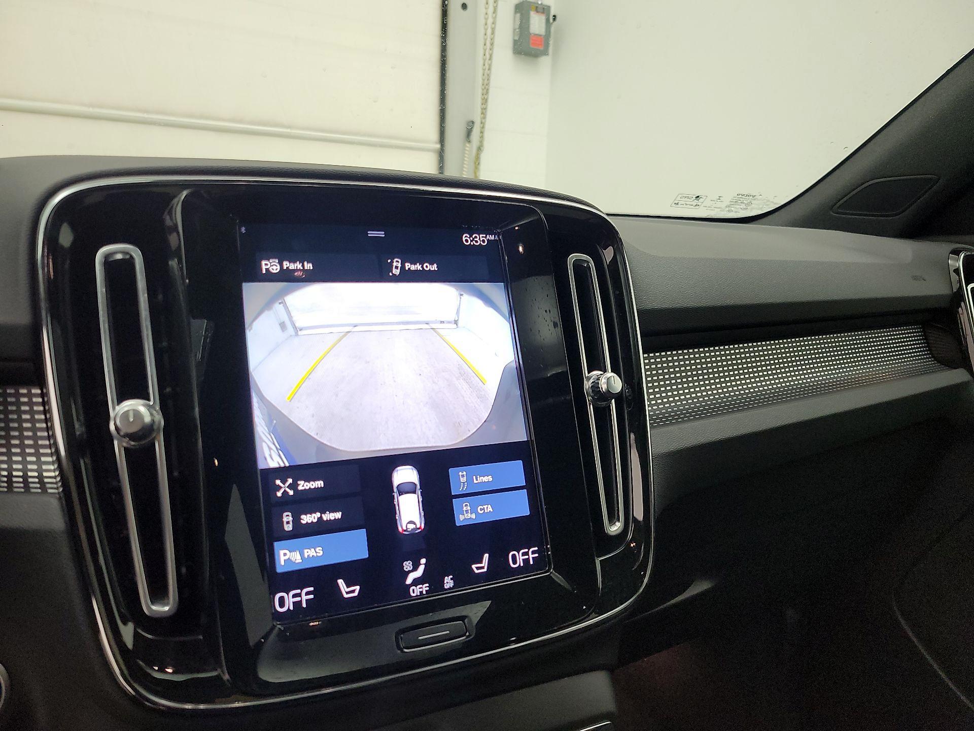 Thumbnail: 2022 Volvo XC40 - 15