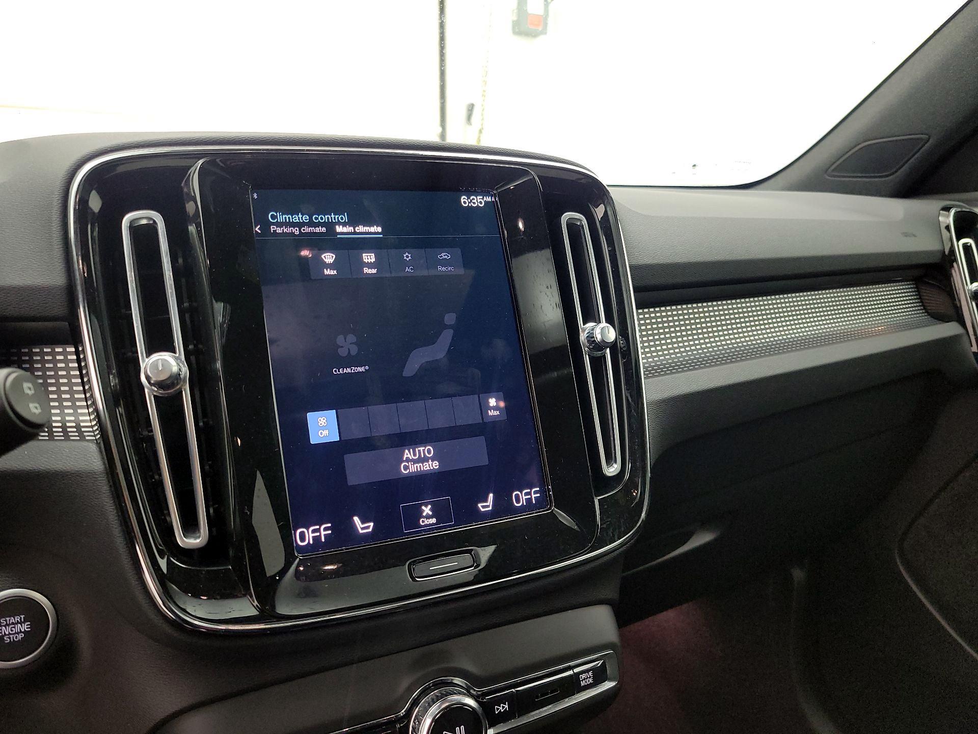 Thumbnail: 2022 Volvo XC40 - 17